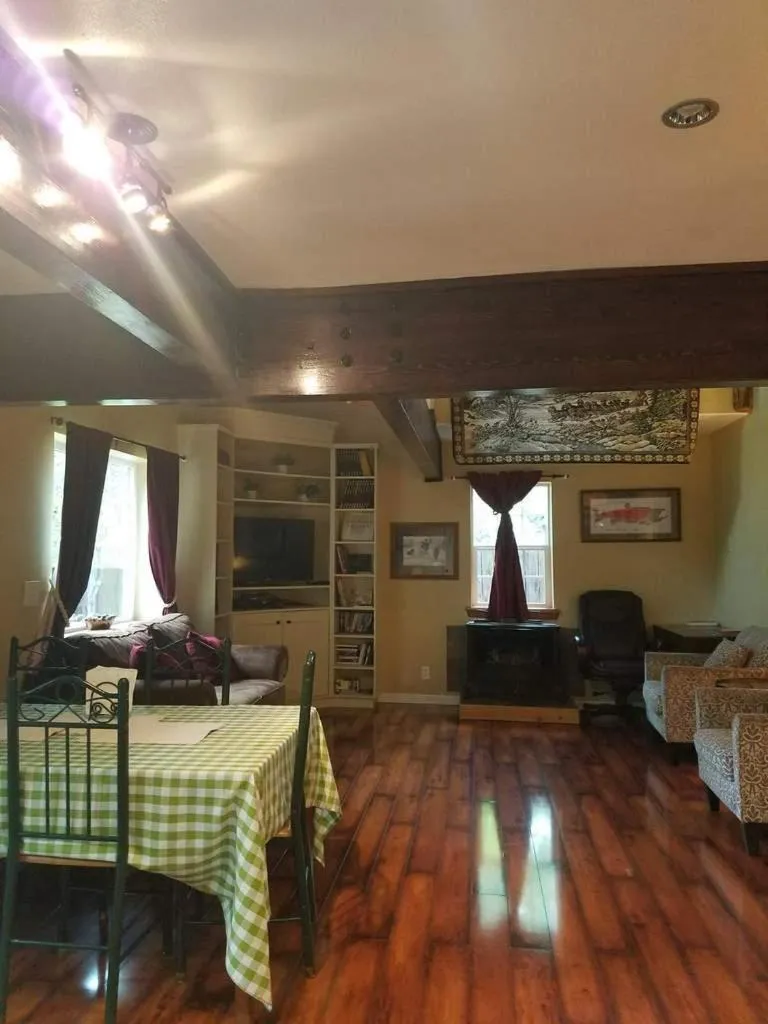 Living room in Exit Glacier Lodge