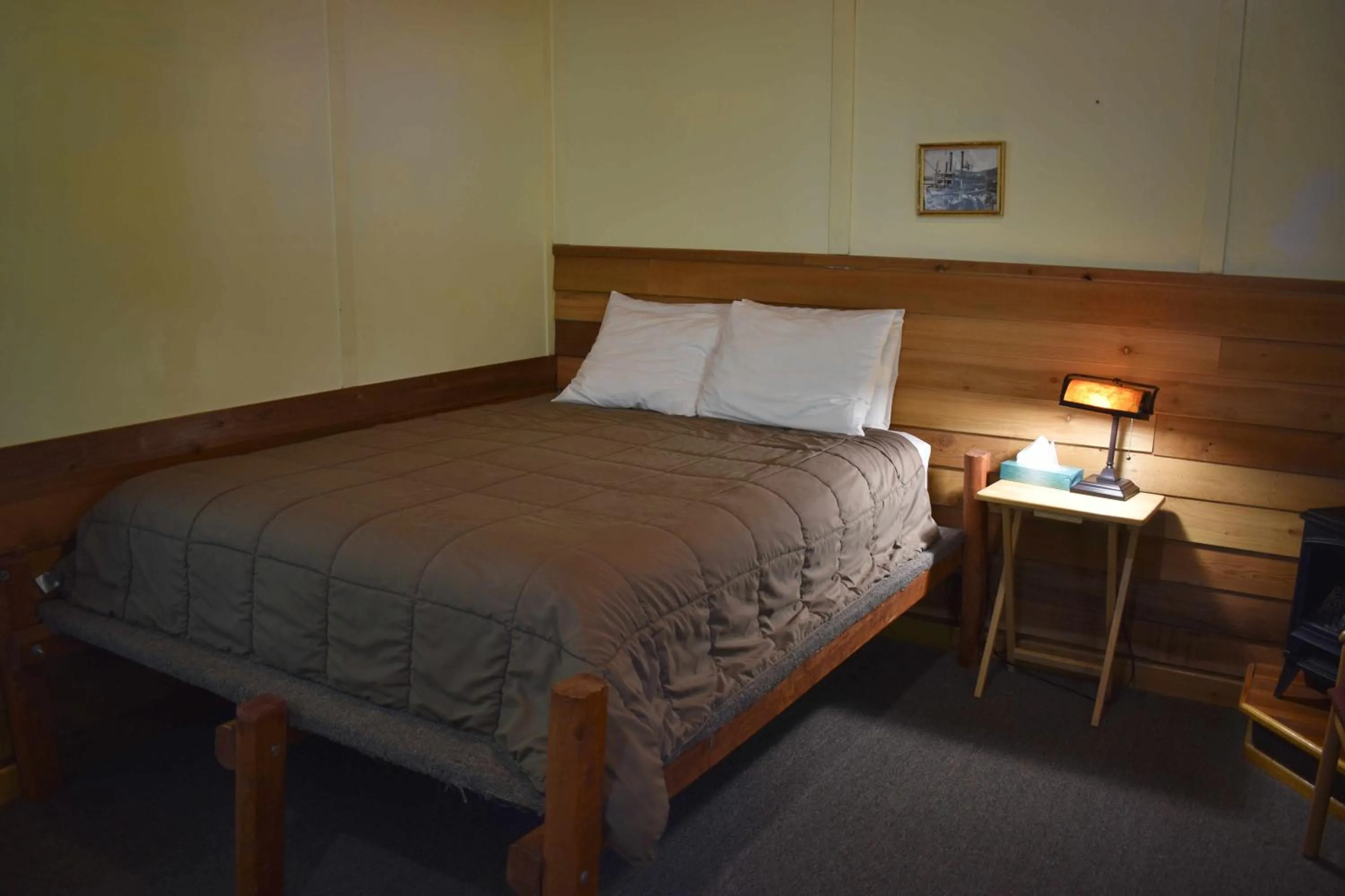 Bed in Exit Glacier Lodge