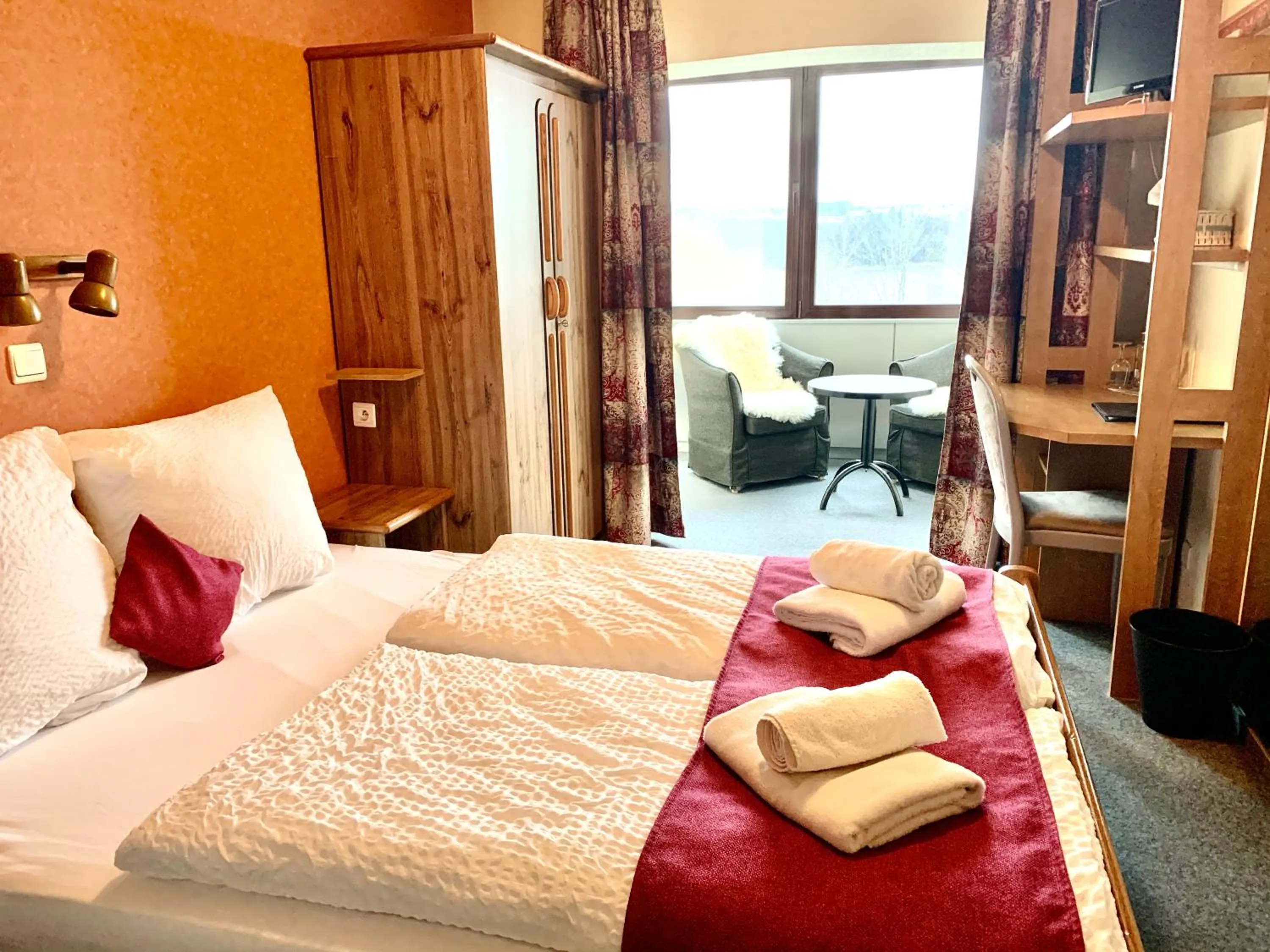 Photo of the whole room, Bed in Hôtel du Lac