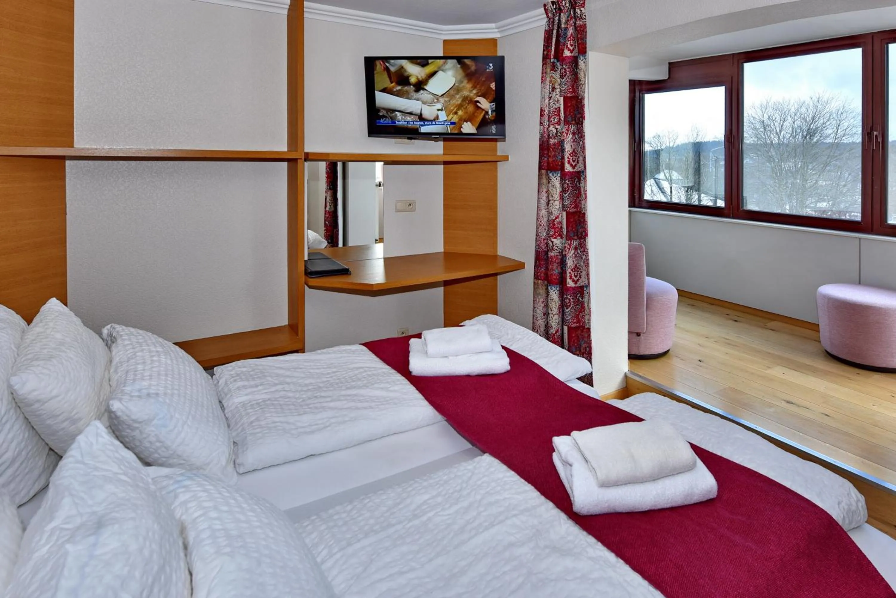 Photo of the whole room, Bed in Hôtel du Lac