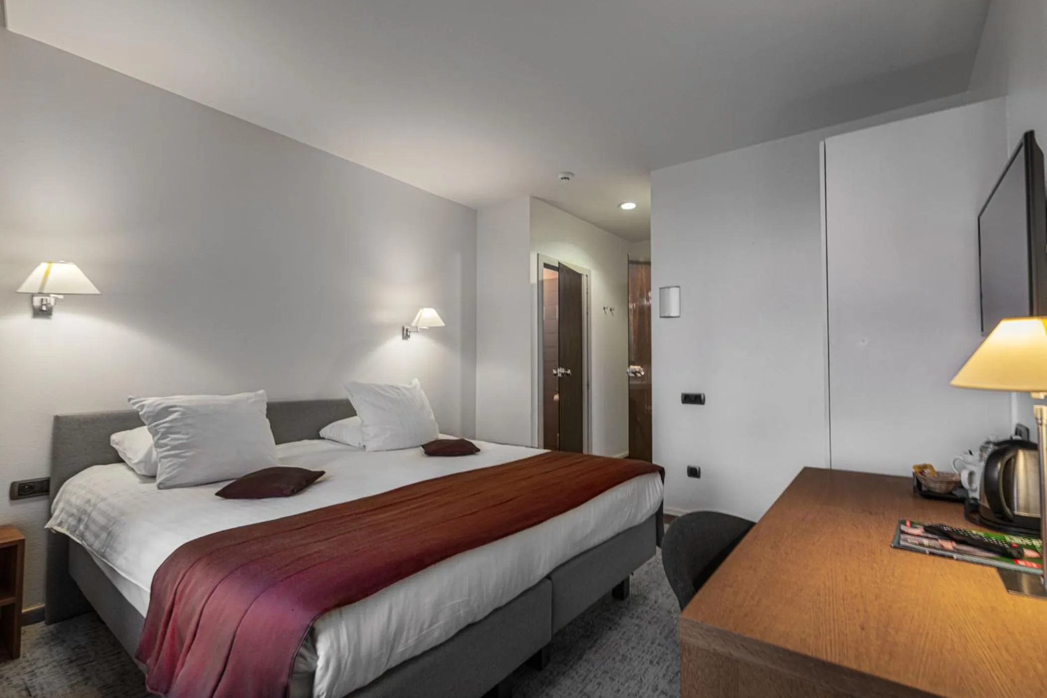 Photo of the whole room, Bed in Hotel Bourgoensch Hof