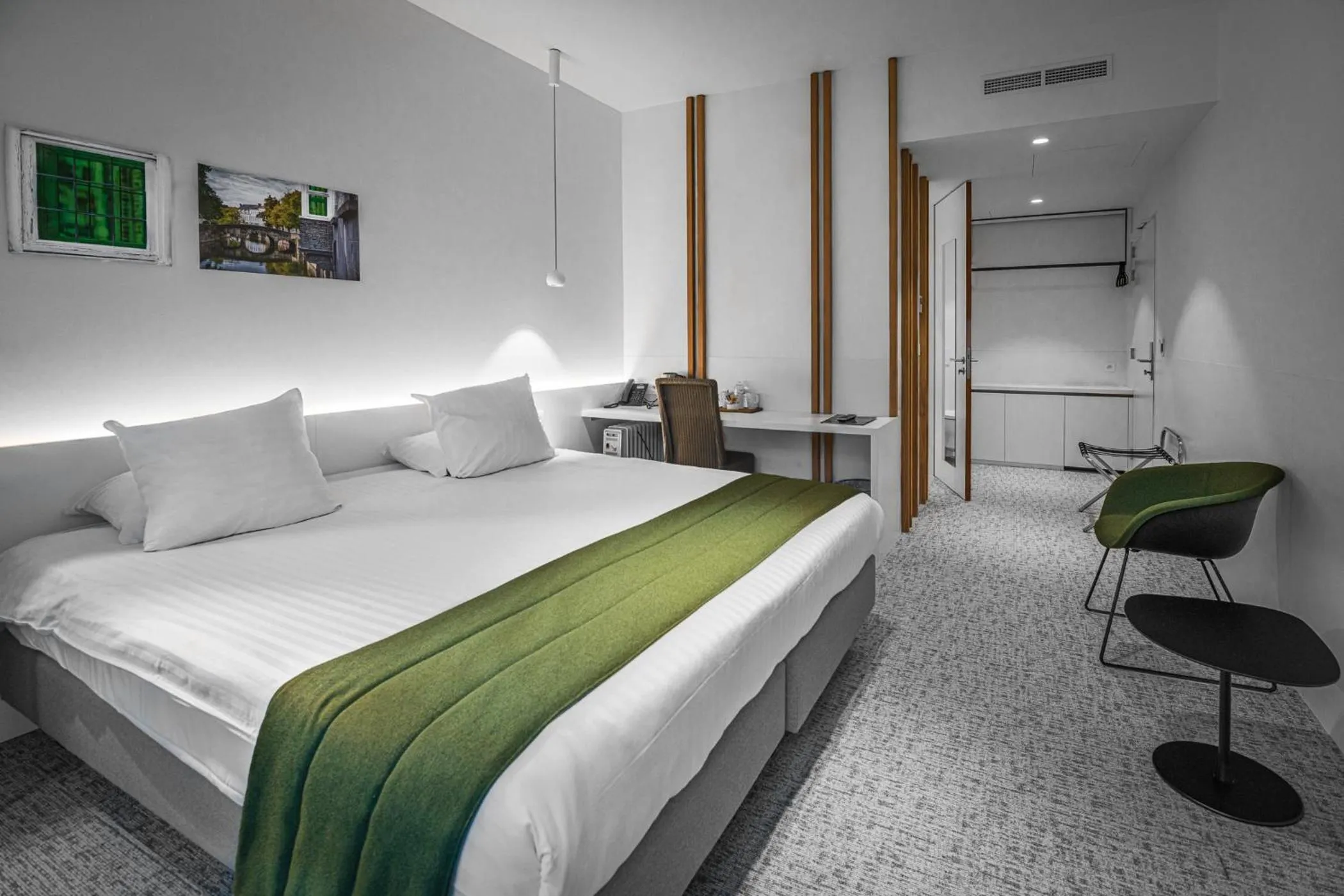 Photo of the whole room, Bed in Hotel Bourgoensch Hof