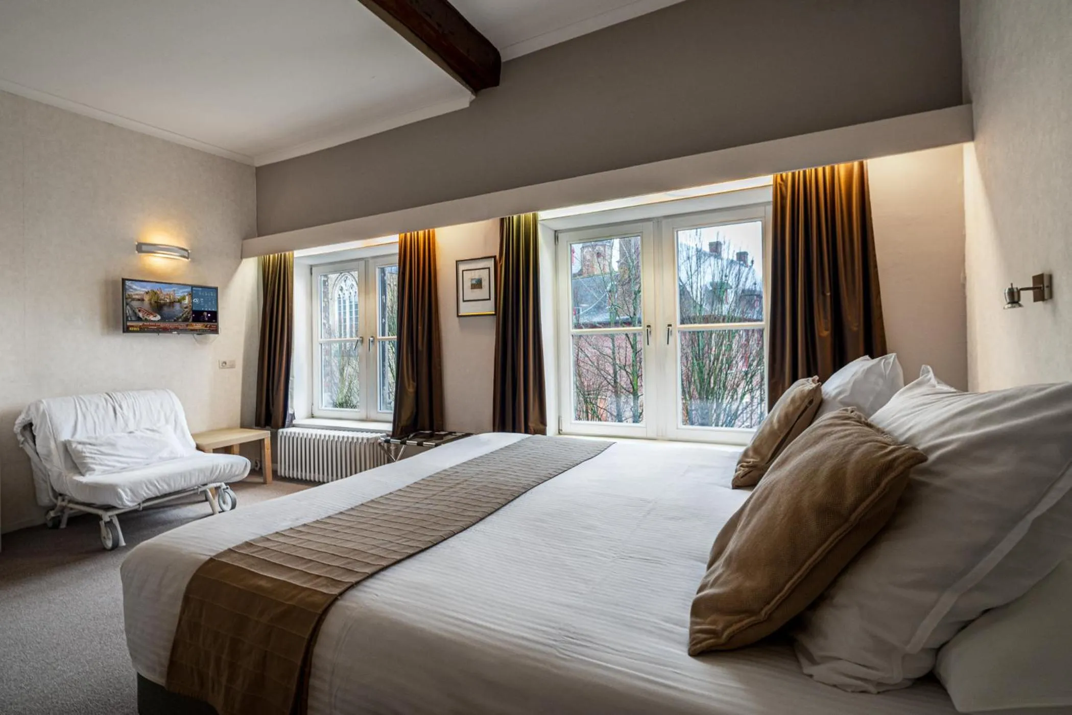 Photo of the whole room, Bed in Hotel Bourgoensch Hof