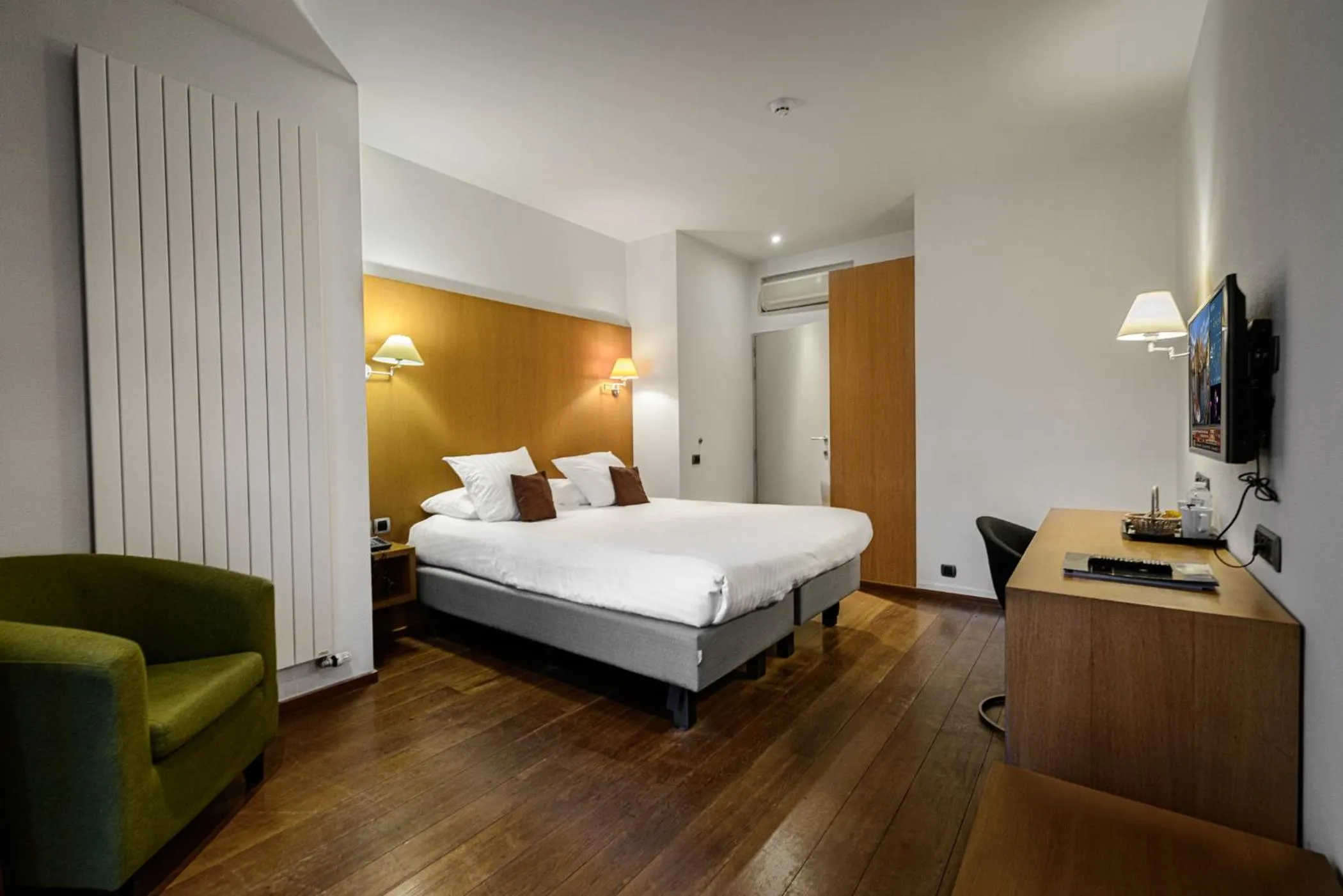 Photo of the whole room, Bed in Hotel Bourgoensch Hof