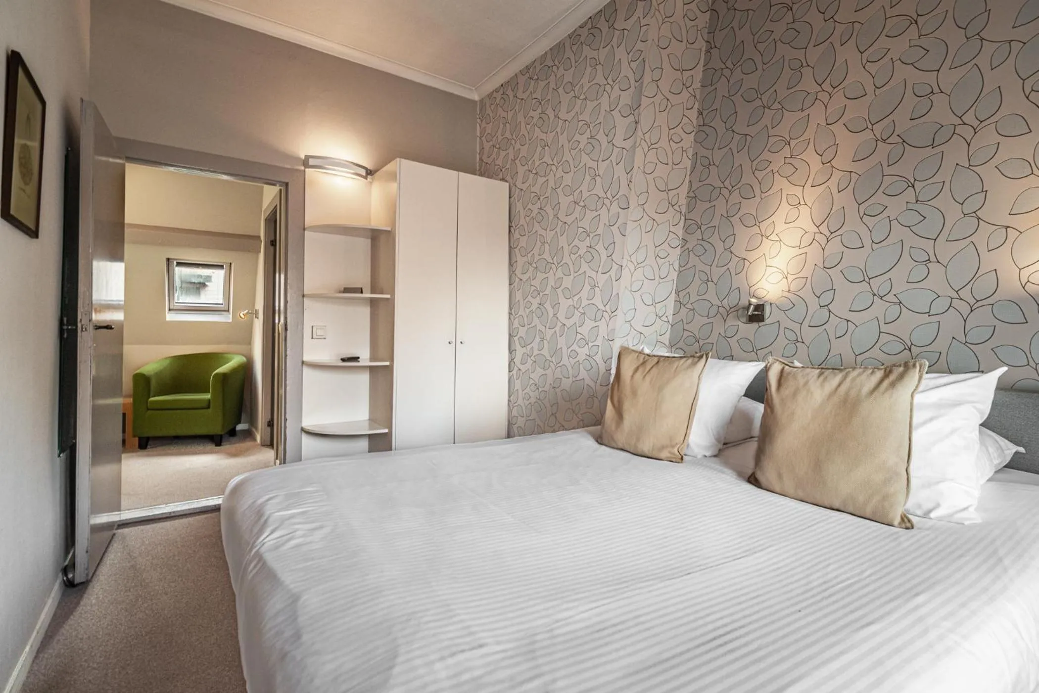 Photo of the whole room, Bed in Hotel Bourgoensch Hof