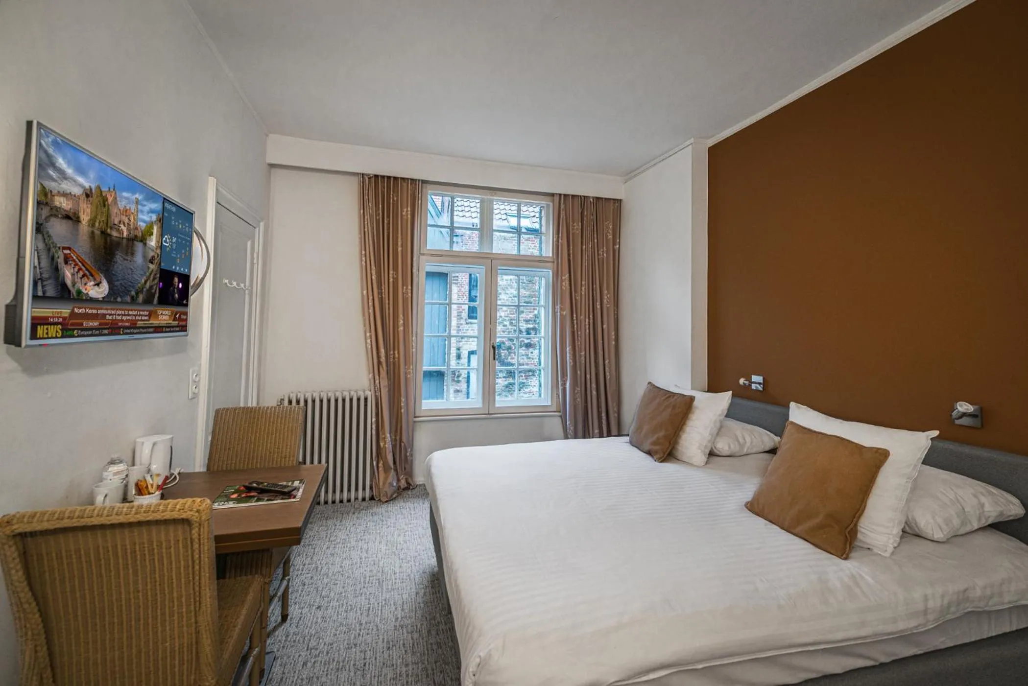 Photo of the whole room, Bed in Hotel Bourgoensch Hof