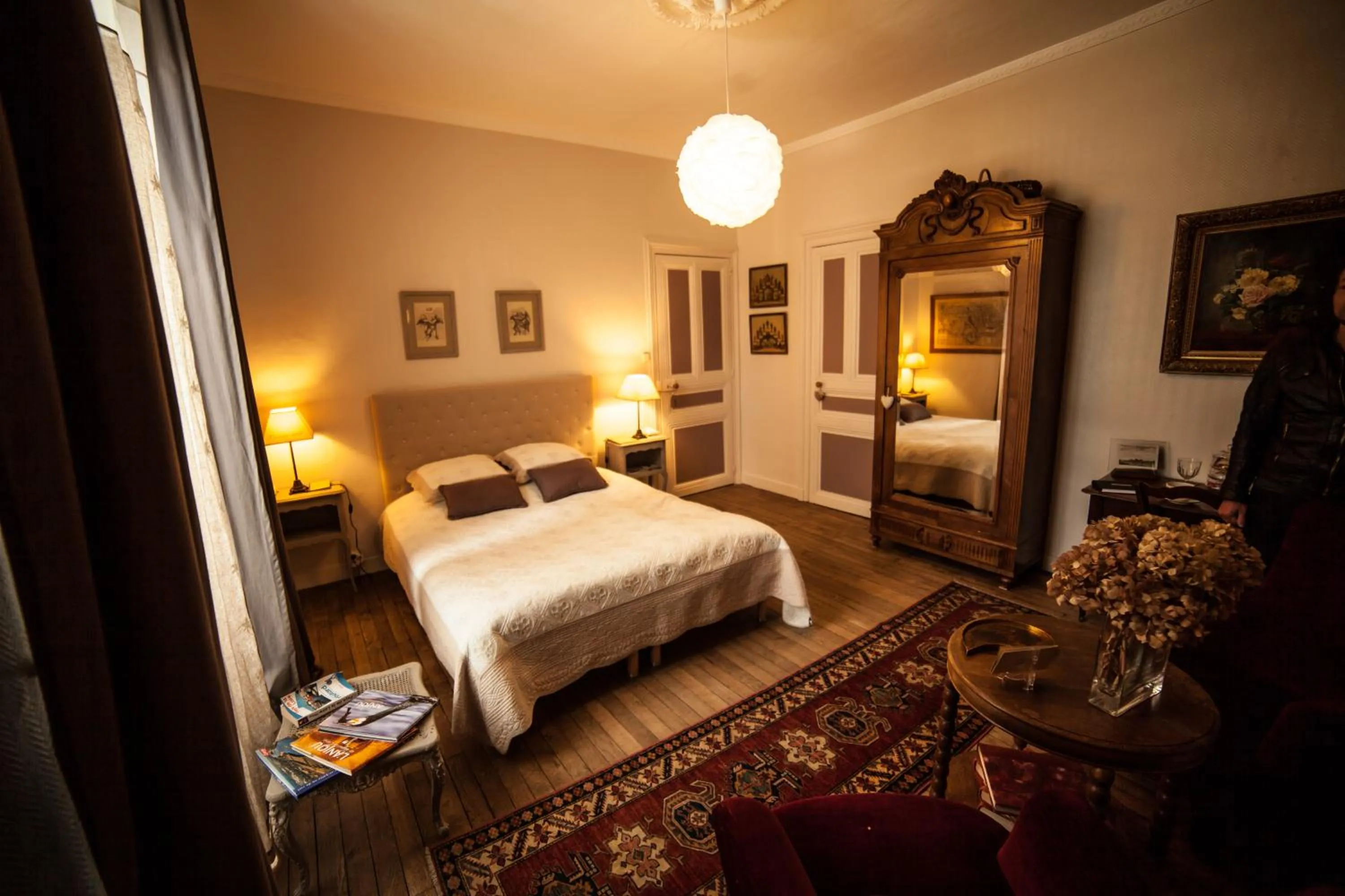 Photo of the whole room, Bed in La Pause Angevine