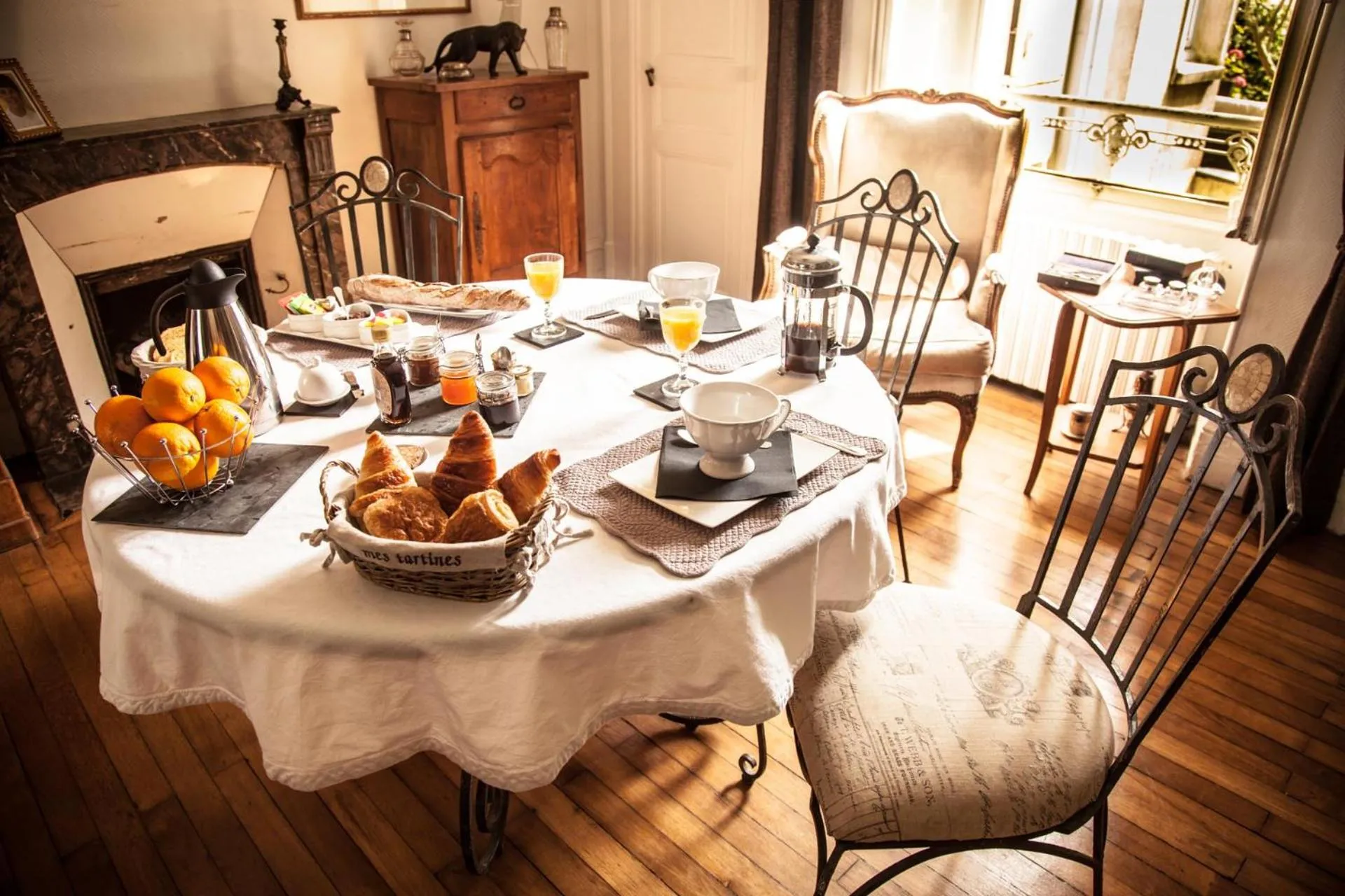 Communal lounge/ TV room in La Pause Angevine