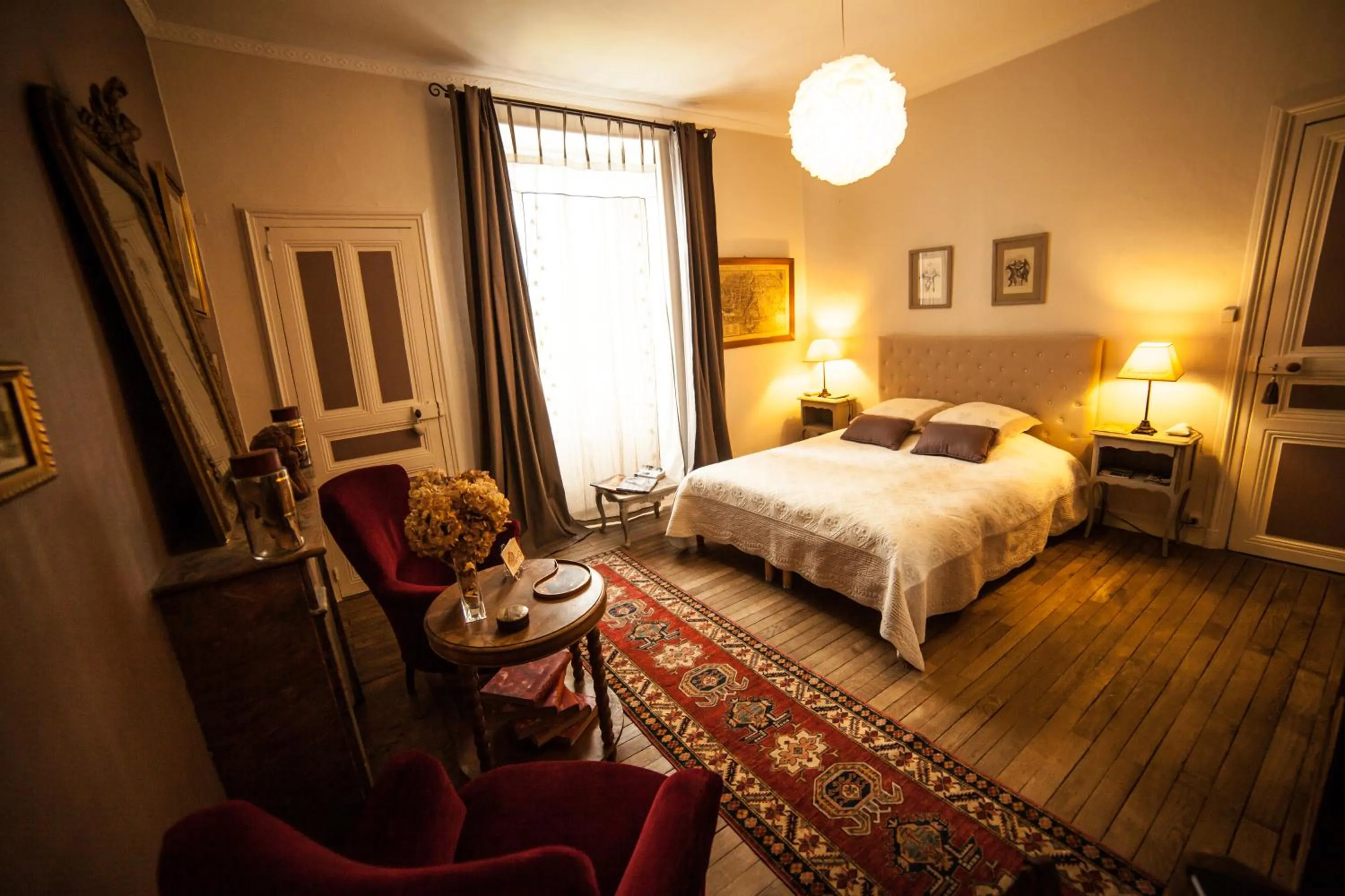 Photo of the whole room, Bed in La Pause Angevine