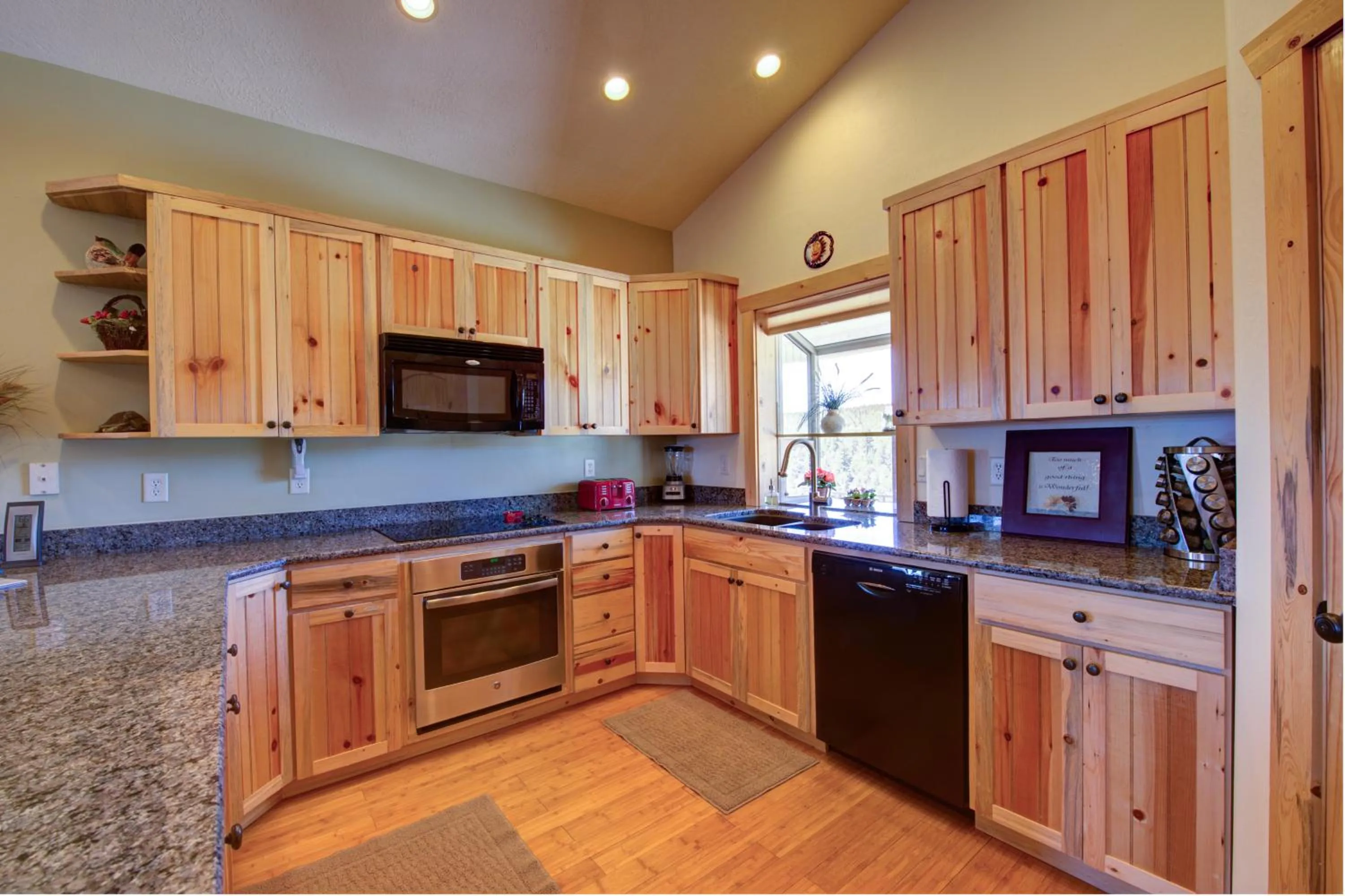 Kitchen or kitchenette in Ridgetop Hideaway