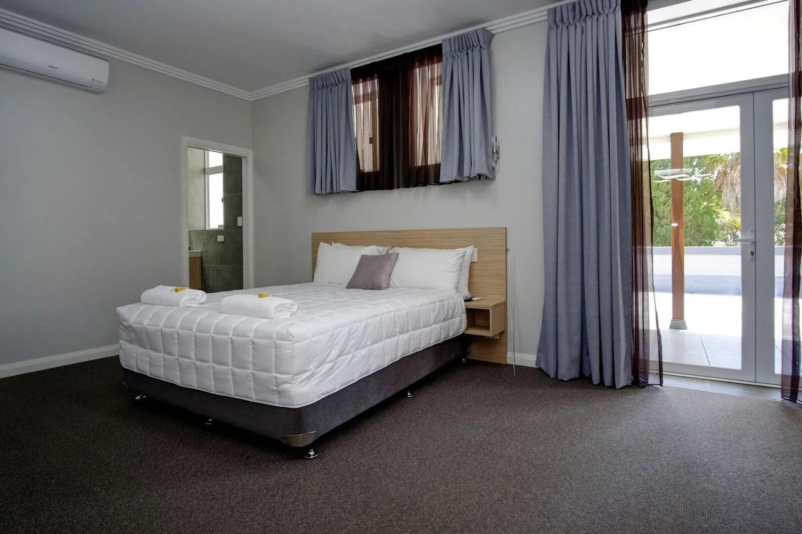 Bedroom, Bed in Lakes and Ocean Hotel Forster