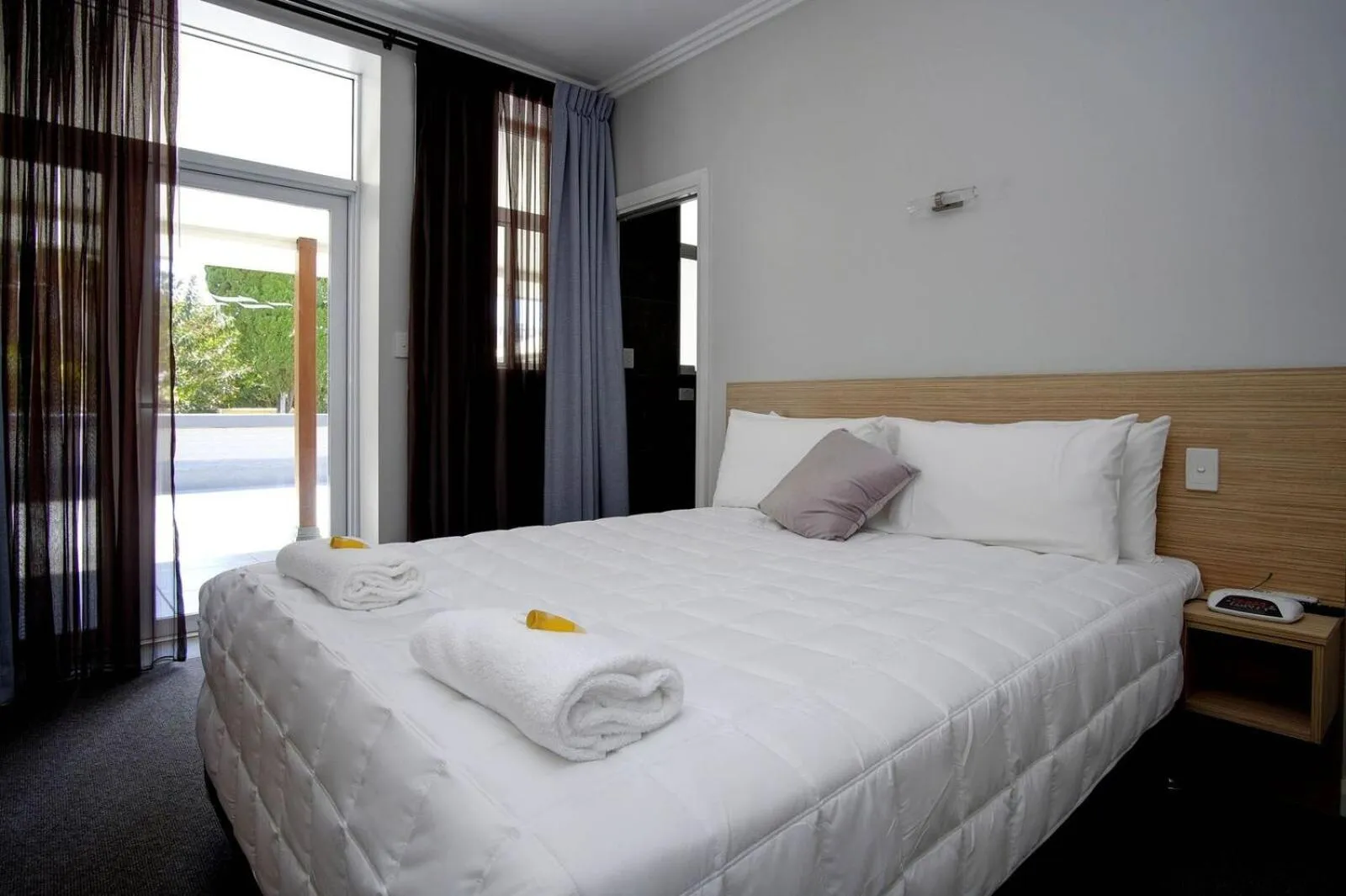 Bedroom, Bed in Lakes and Ocean Hotel Forster