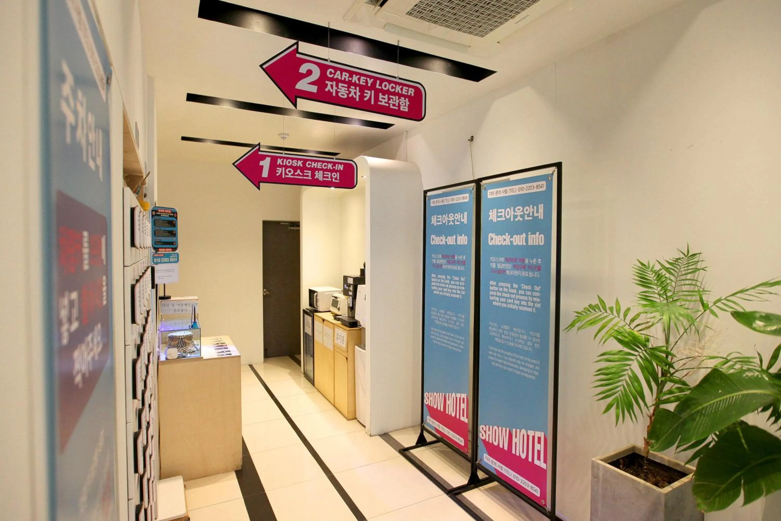 Lobby or reception in Show Hotel