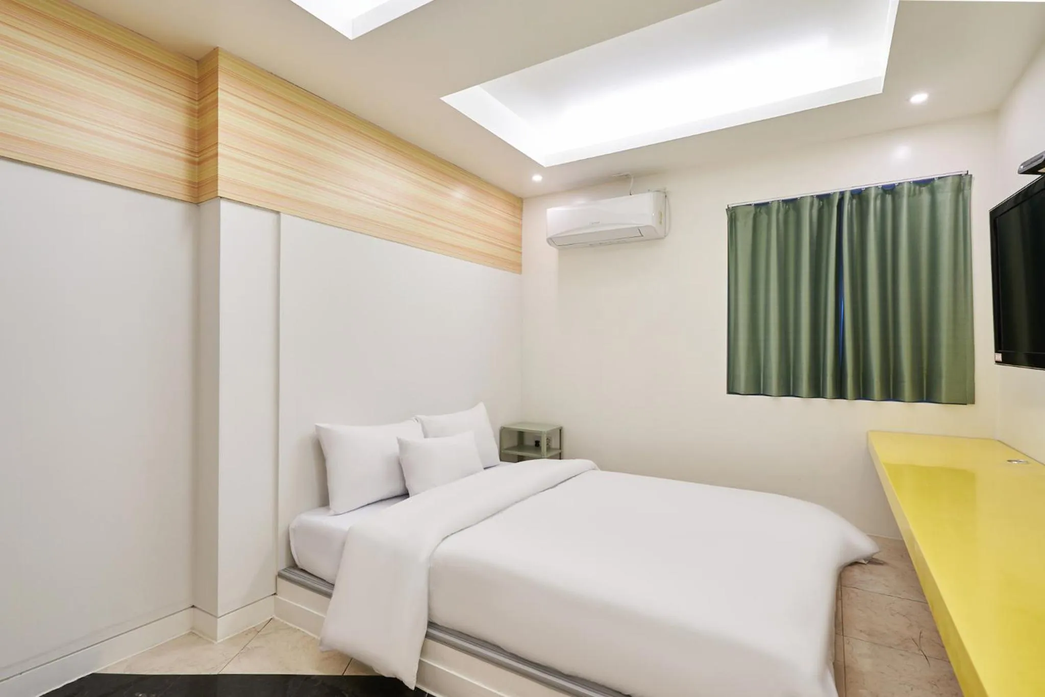 Photo of the whole room, Bed in Show Hotel