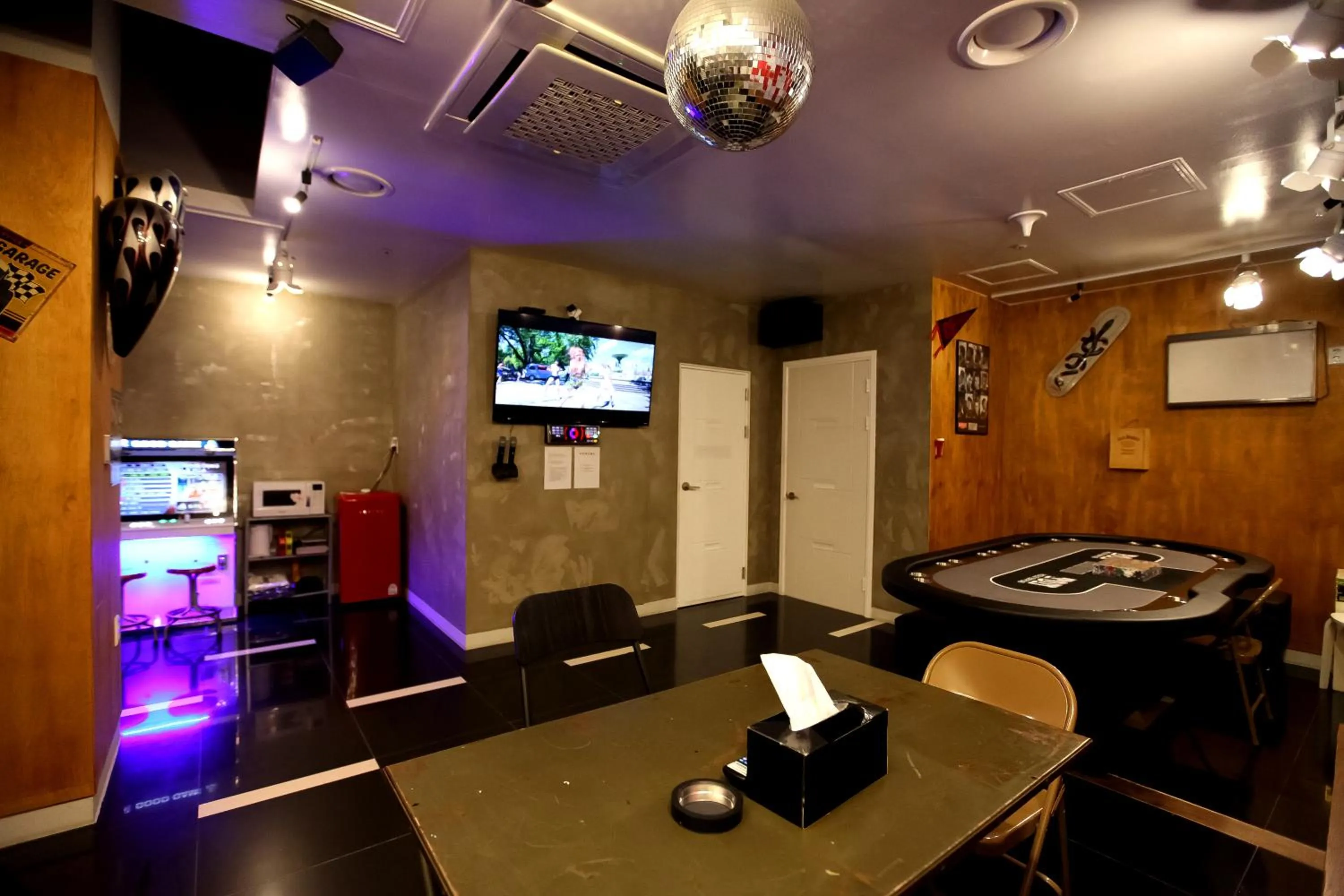 Area and facilities in Show Hotel