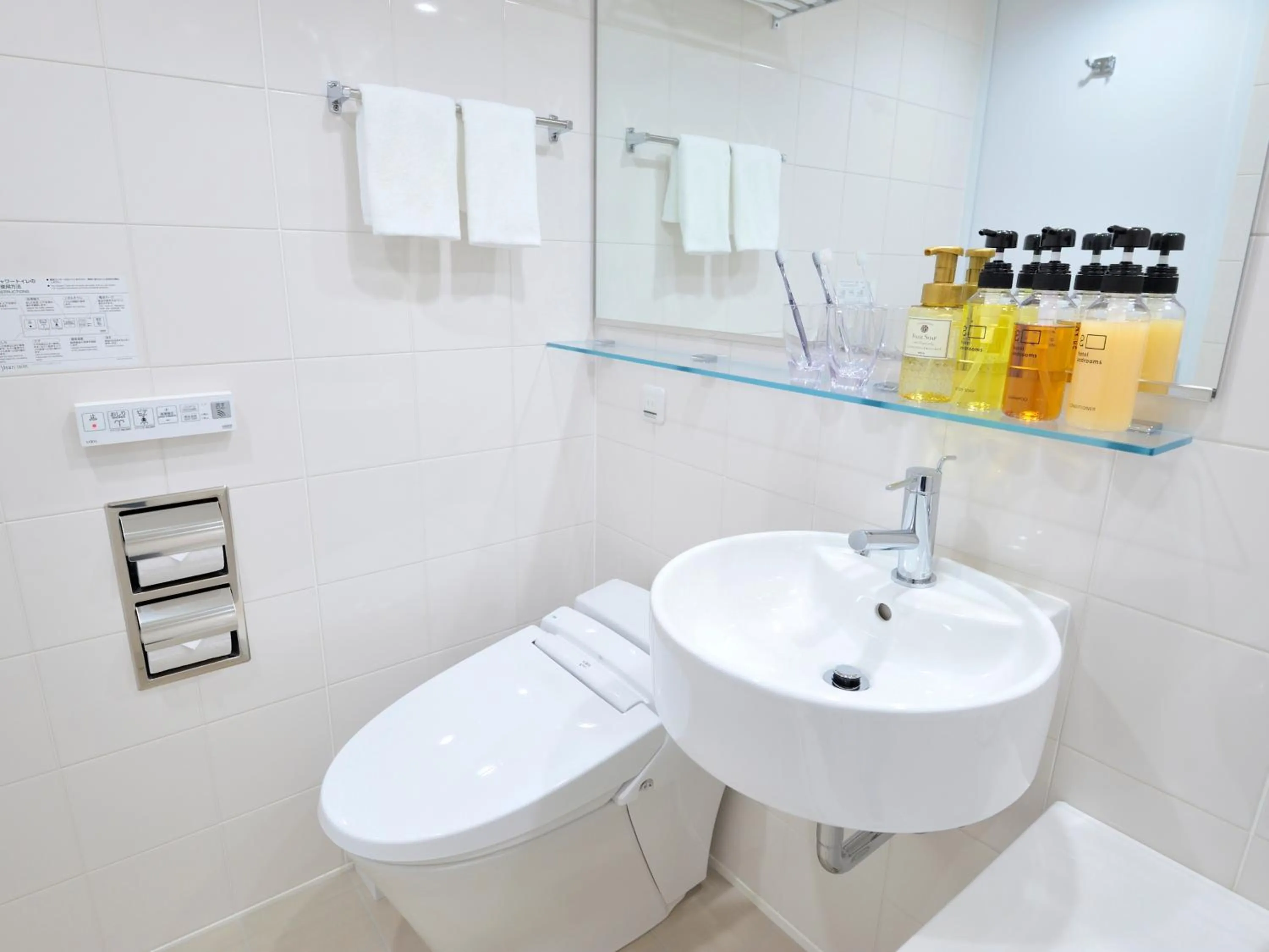 Toilet in hotel androoms Osaka Hommachi