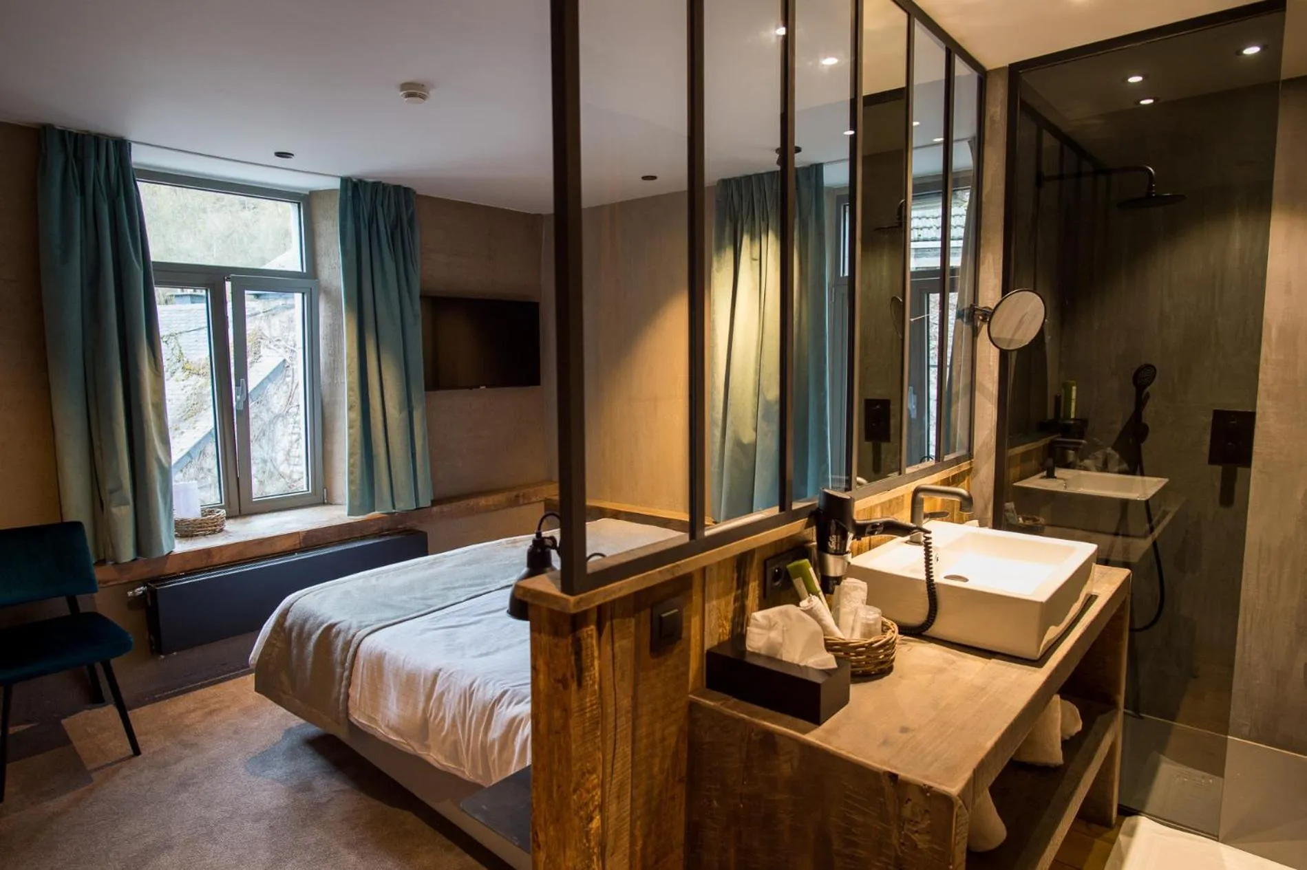 Bathroom, Bed in Hotel Victoria - Maison Caerdinael