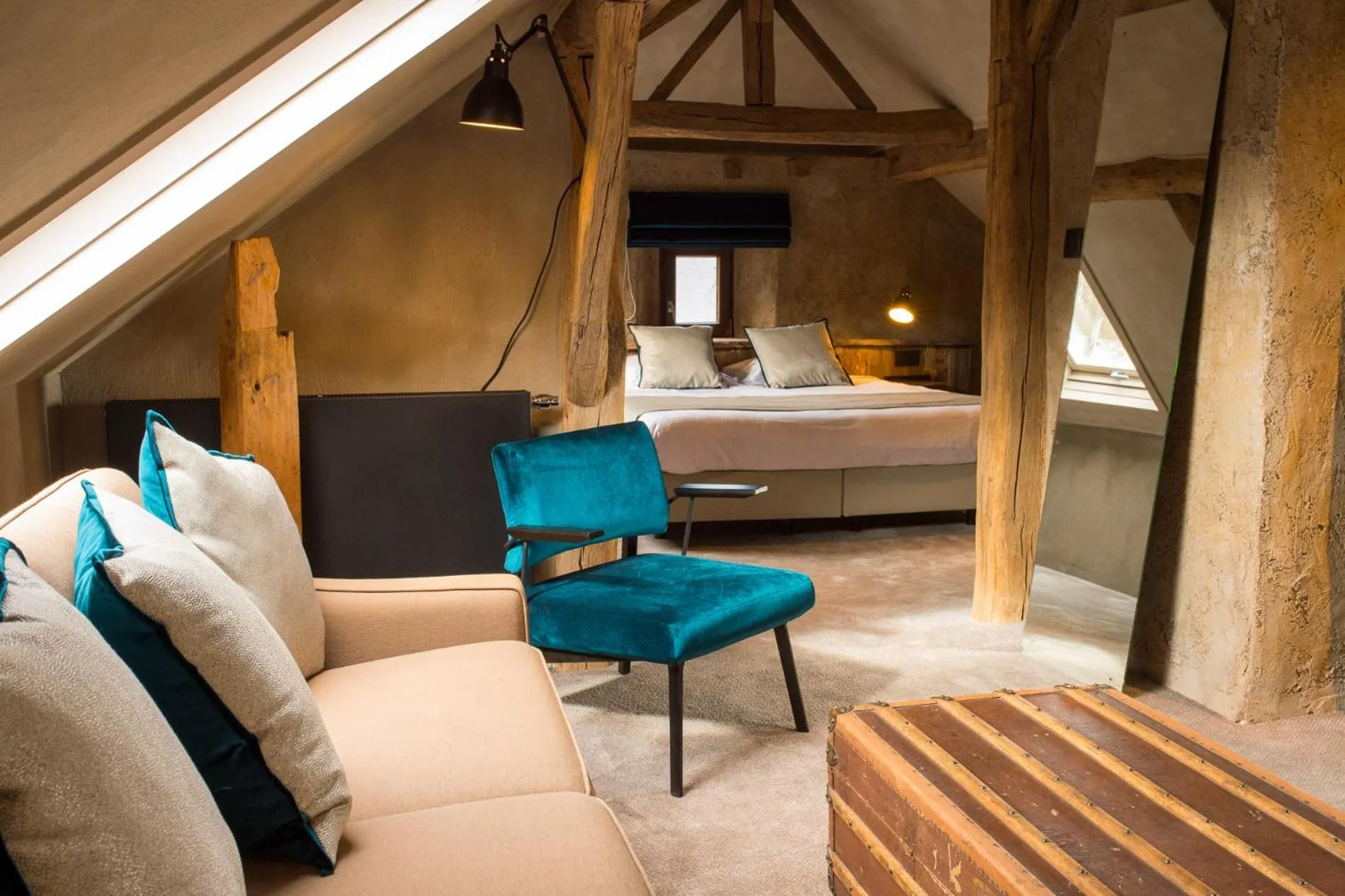 Seating area, Bed in Hotel Victoria - Maison Caerdinael