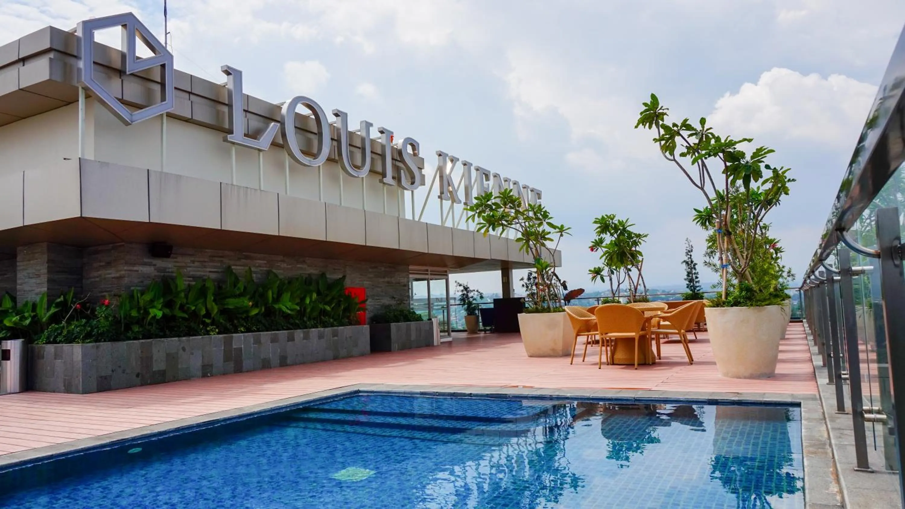 Swimming pool in Louis Kienne Hotel Pandanaran