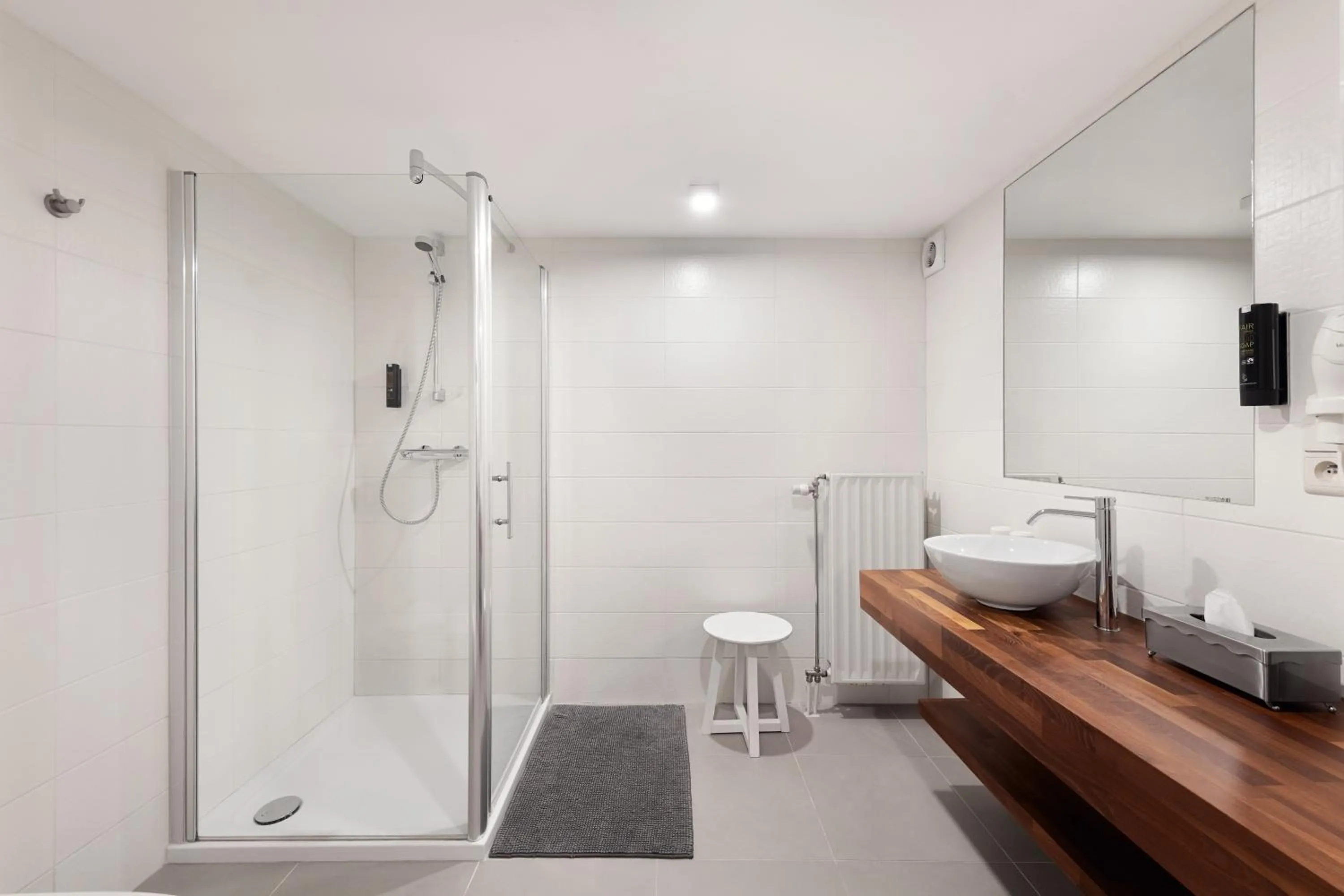 Bathroom in Hotel Aux Ecuries De La Reine