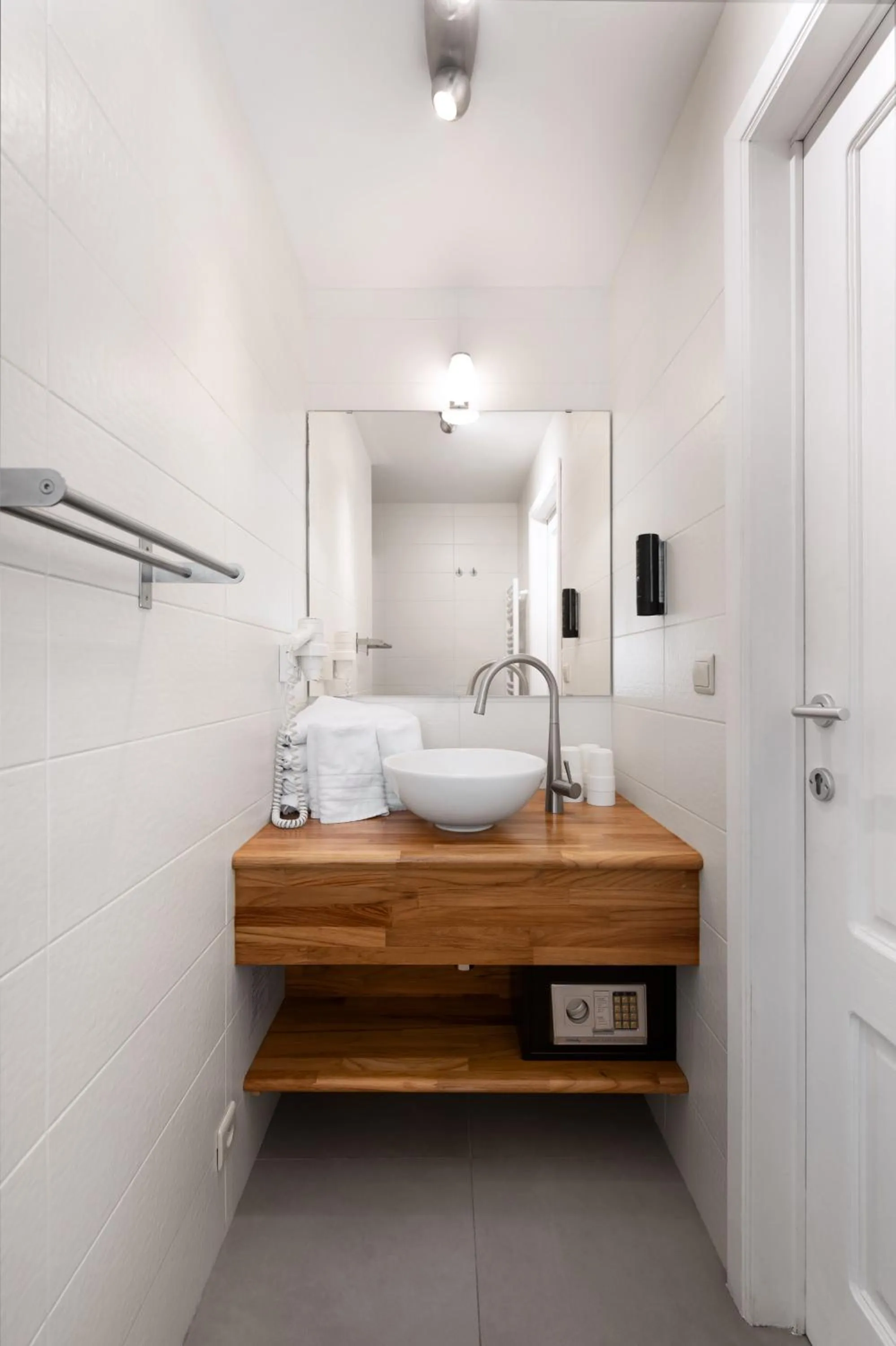 Bathroom, Bed in Hotel Aux Ecuries De La Reine