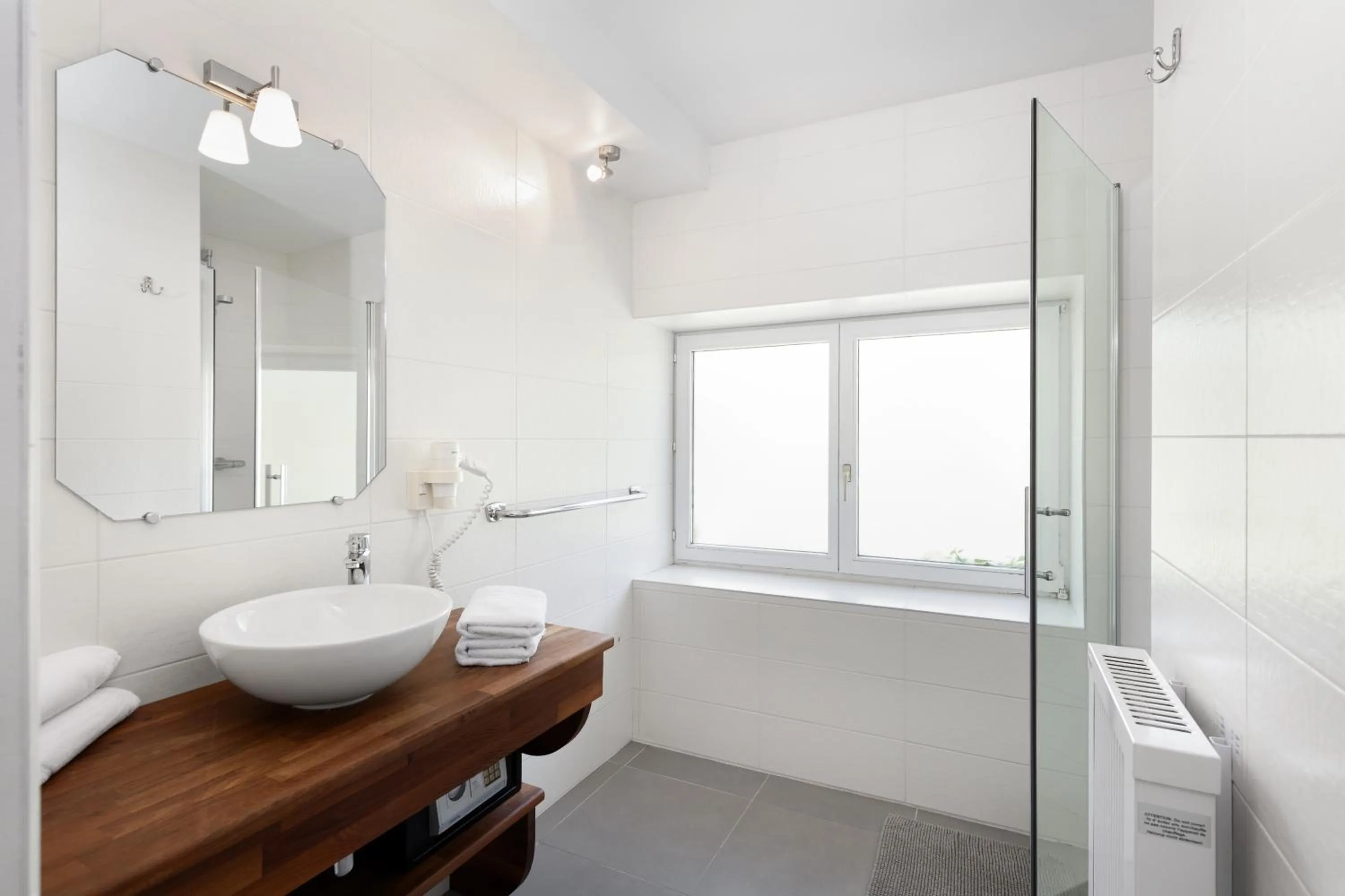 Bathroom in Hotel Aux Ecuries De La Reine