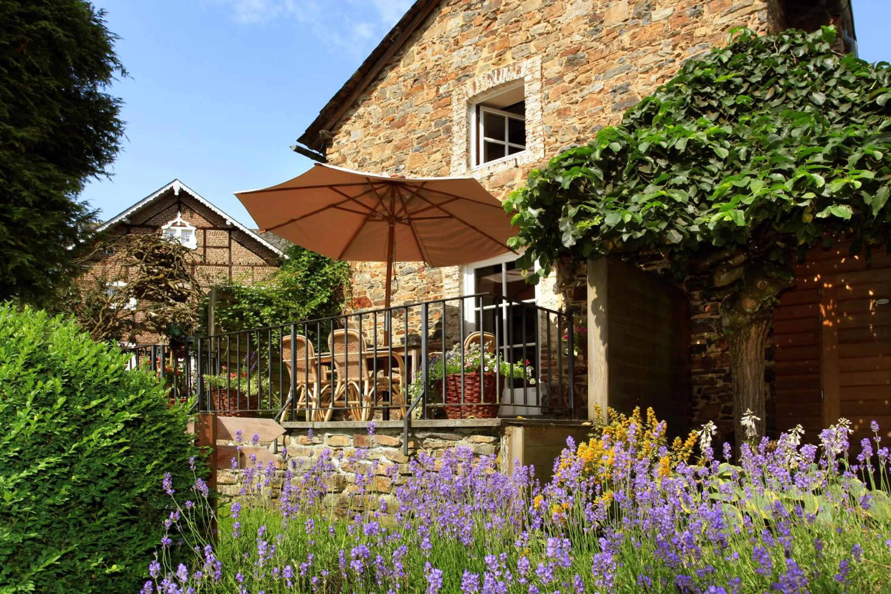 Facade/entrance in Hotel Aux Ecuries De La Reine