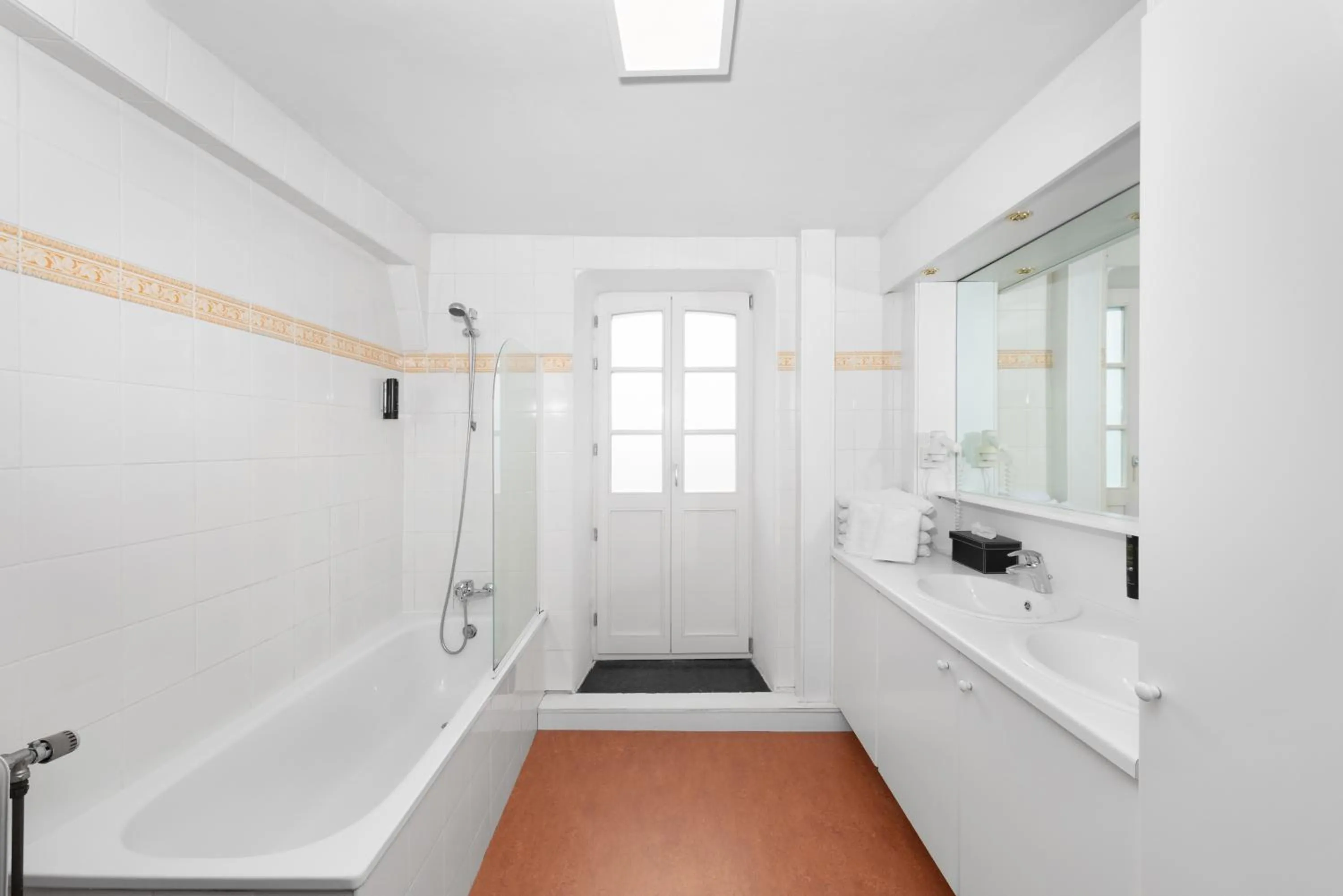 Bathroom in Hotel Aux Ecuries De La Reine
