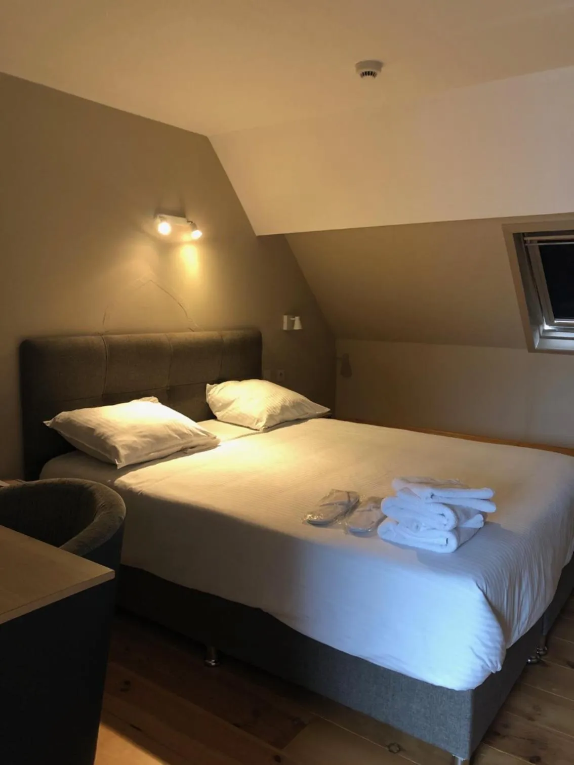 Bed in at-PACIFIC-HOTEL