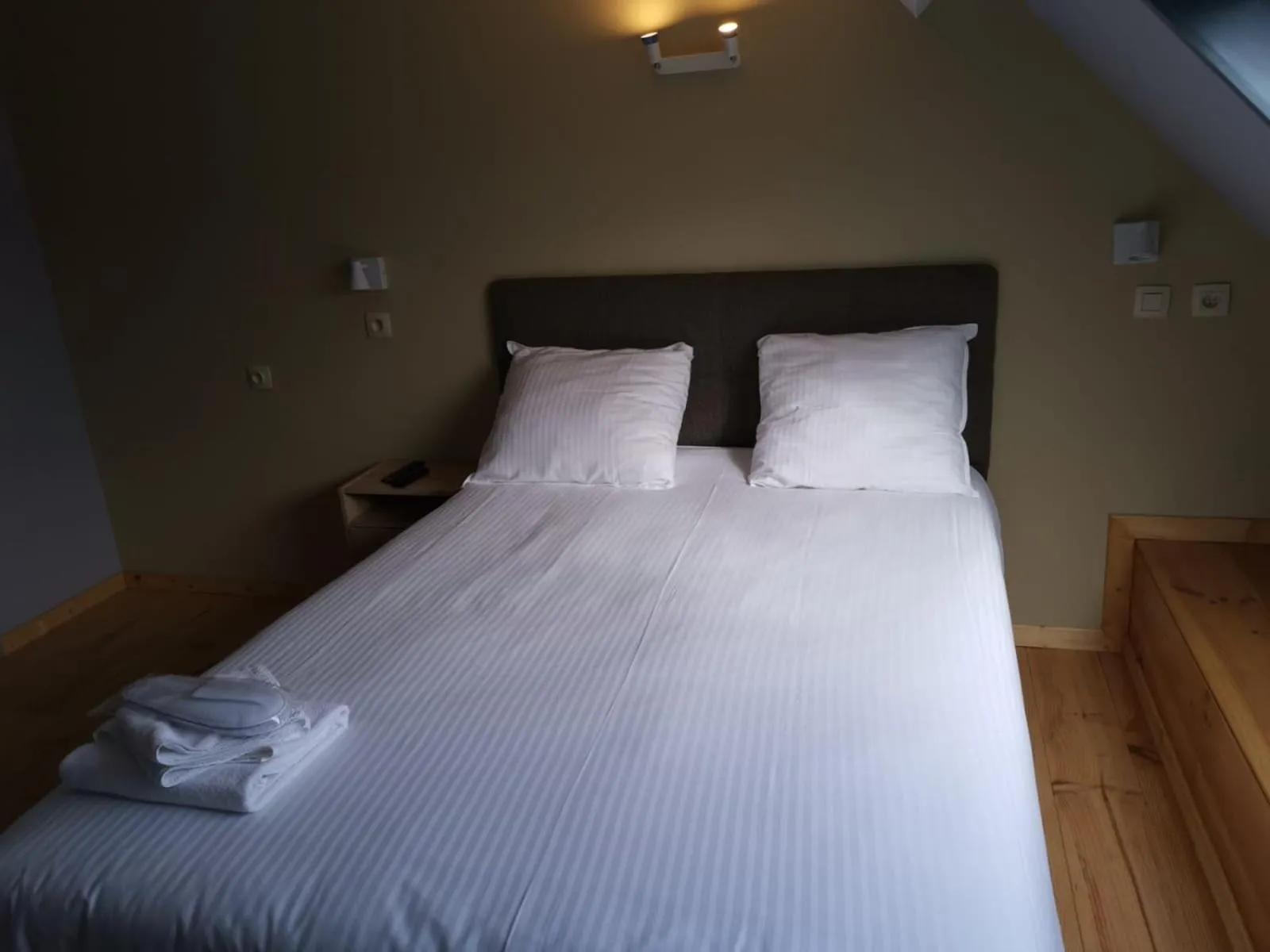 Bed in at-PACIFIC-HOTEL