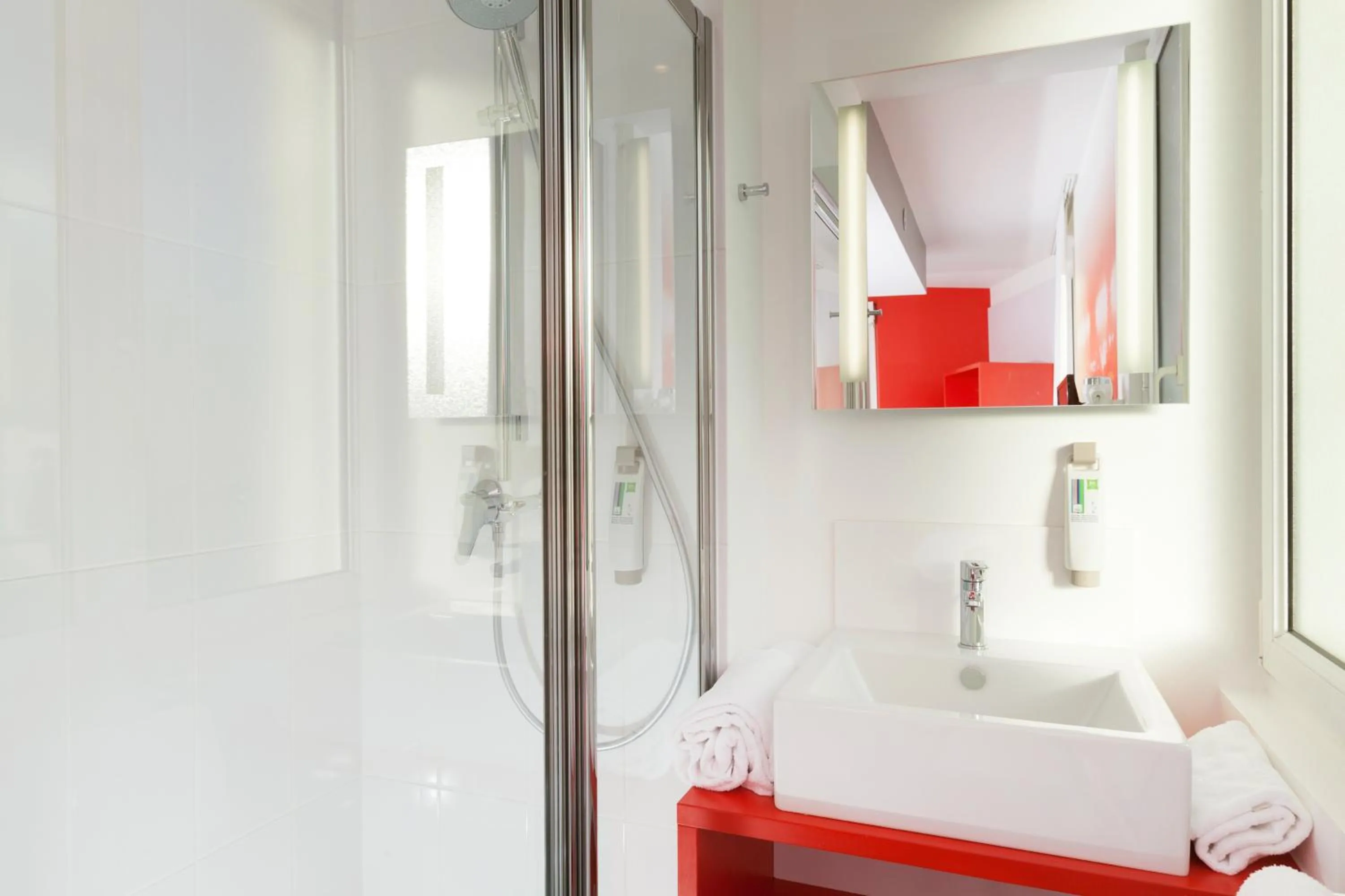 Bathroom, Bed in ibis Styles Vannes Gare Centre