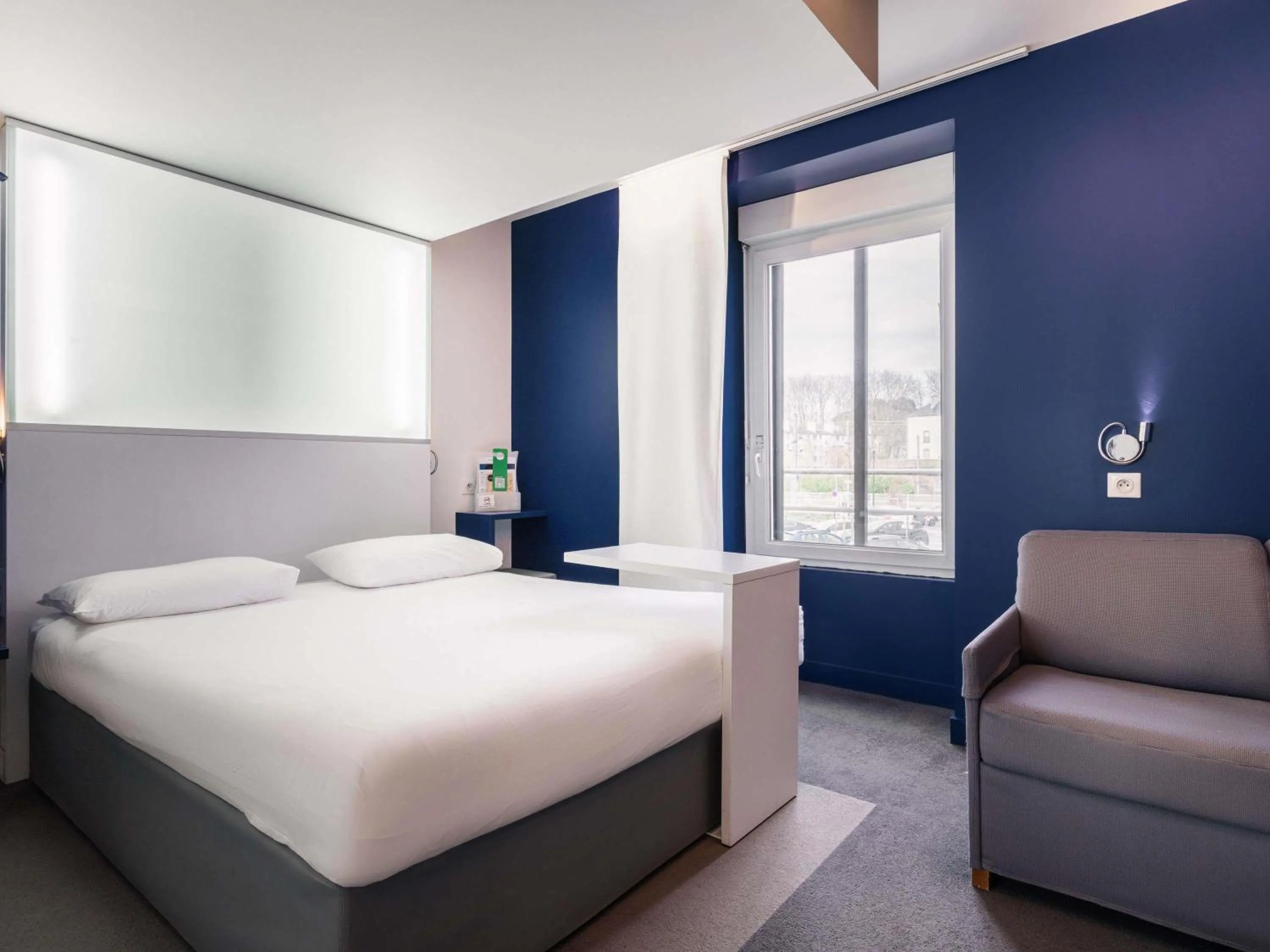 Bedroom, Bed in ibis Styles Vannes Gare Centre