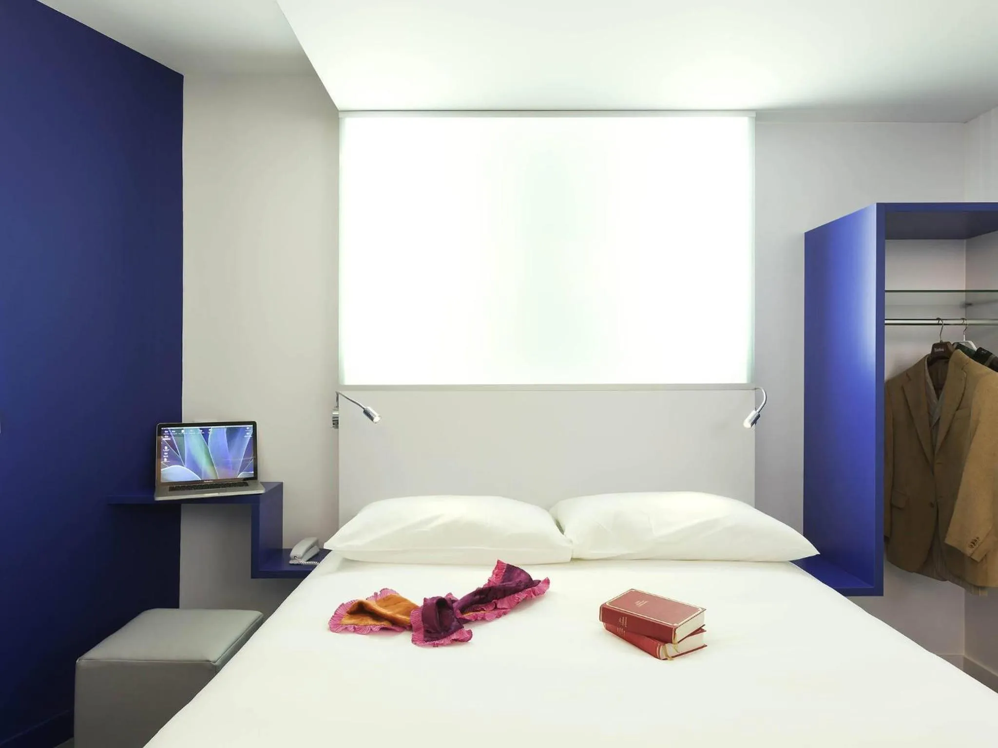 Bedroom, Bed in ibis Styles Vannes Gare Centre