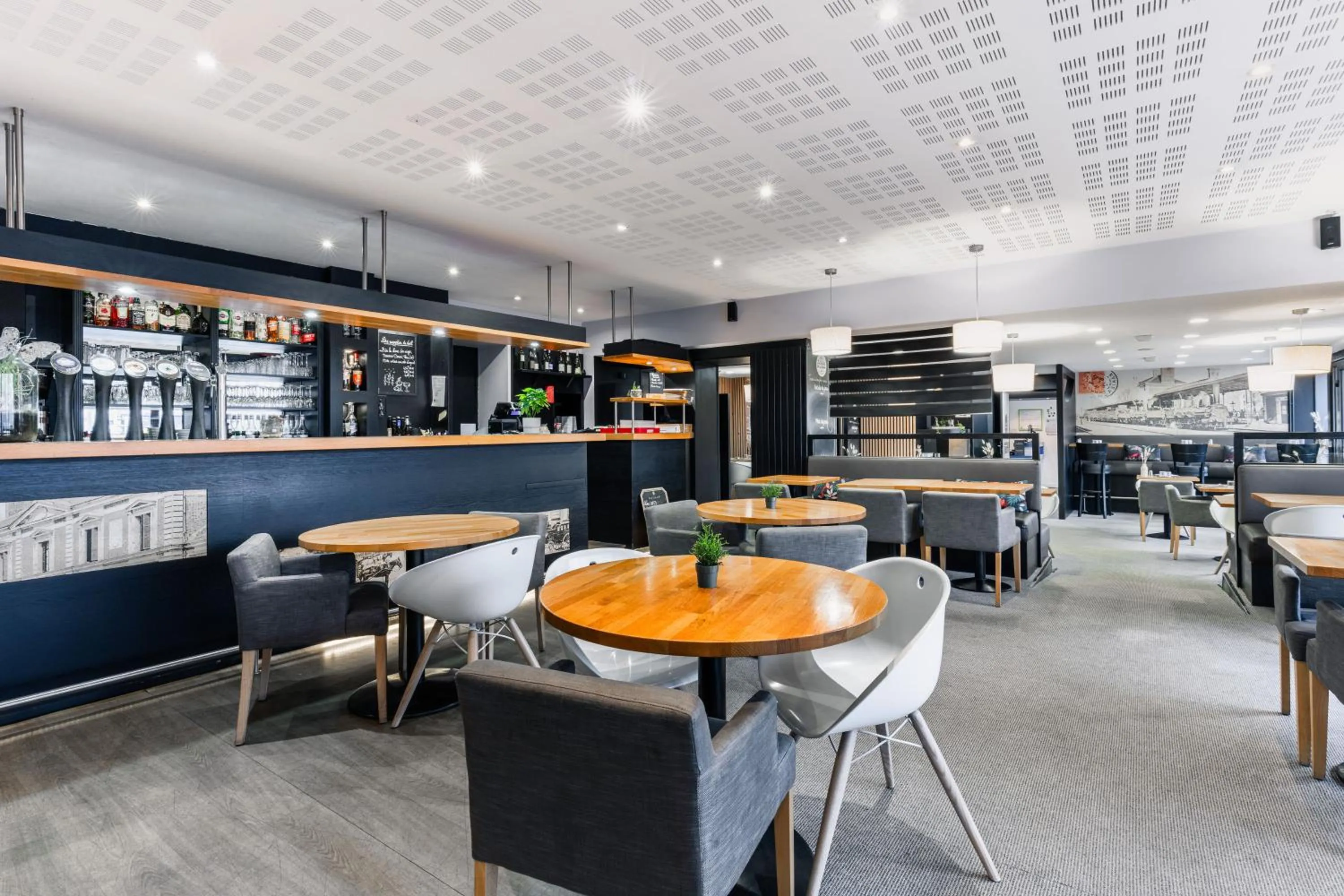 Restaurant/places to eat in ibis Styles Vannes Gare Centre