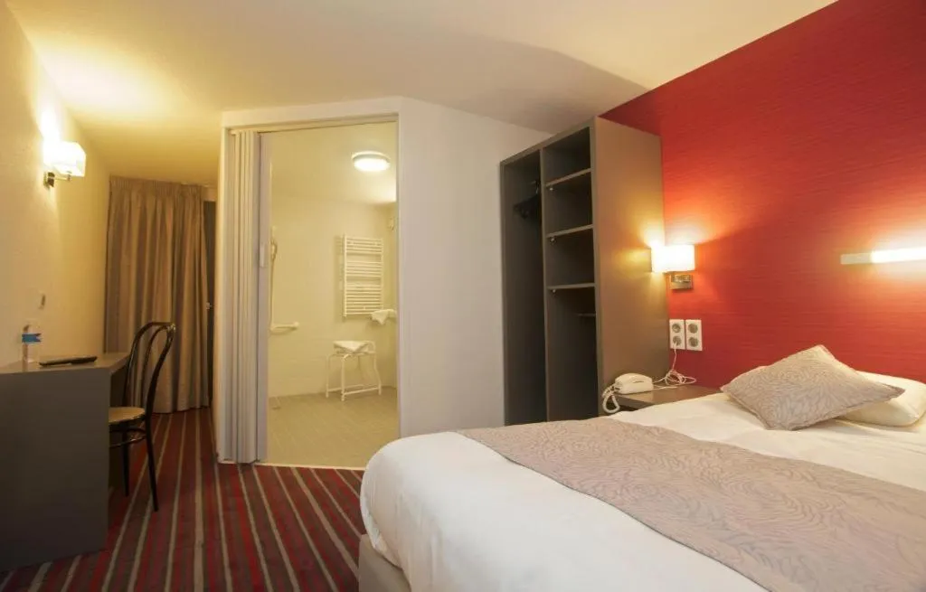 Property building, Bed in BRIT HOTEL LORIENT Le Kerotel