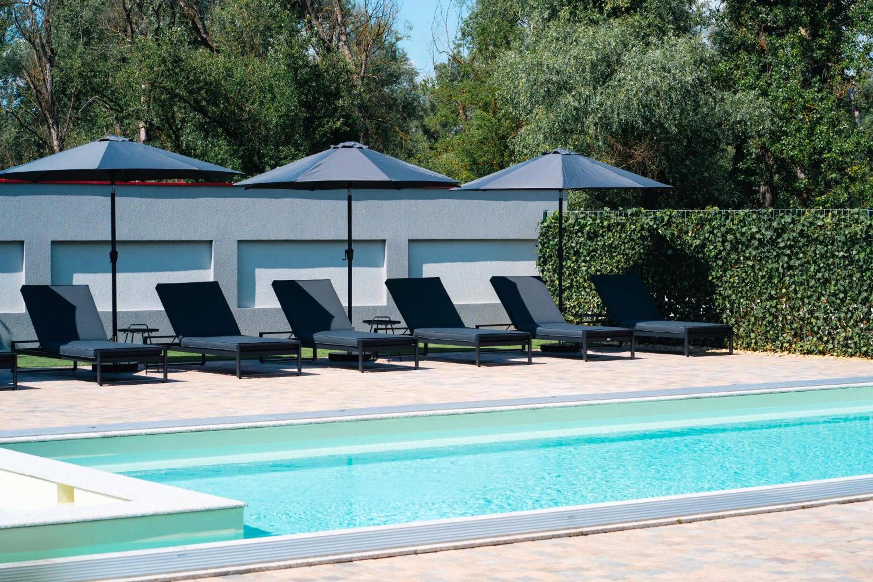 Swimming pool in Hunor Hotel és Étterem