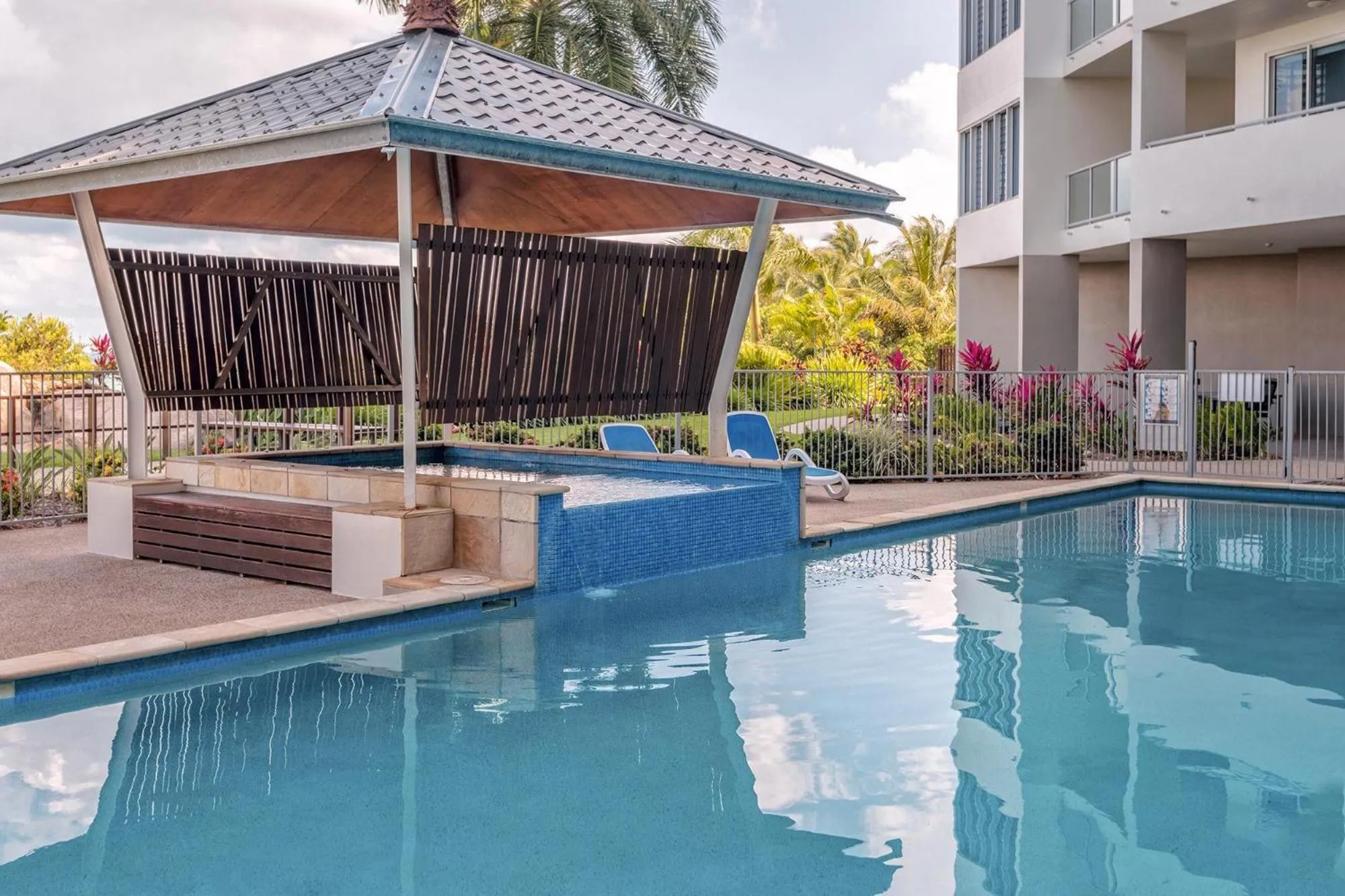 Hot Tub in Coral Cove Apartments - Absolute Beachfront Resort Bowen