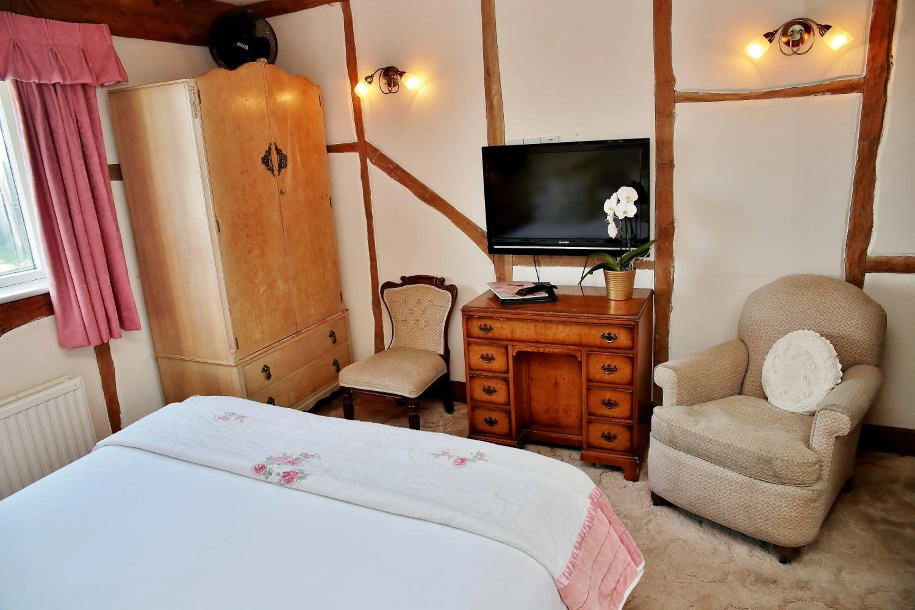 Photo of the whole room, Bed in The Inglenook Hotel