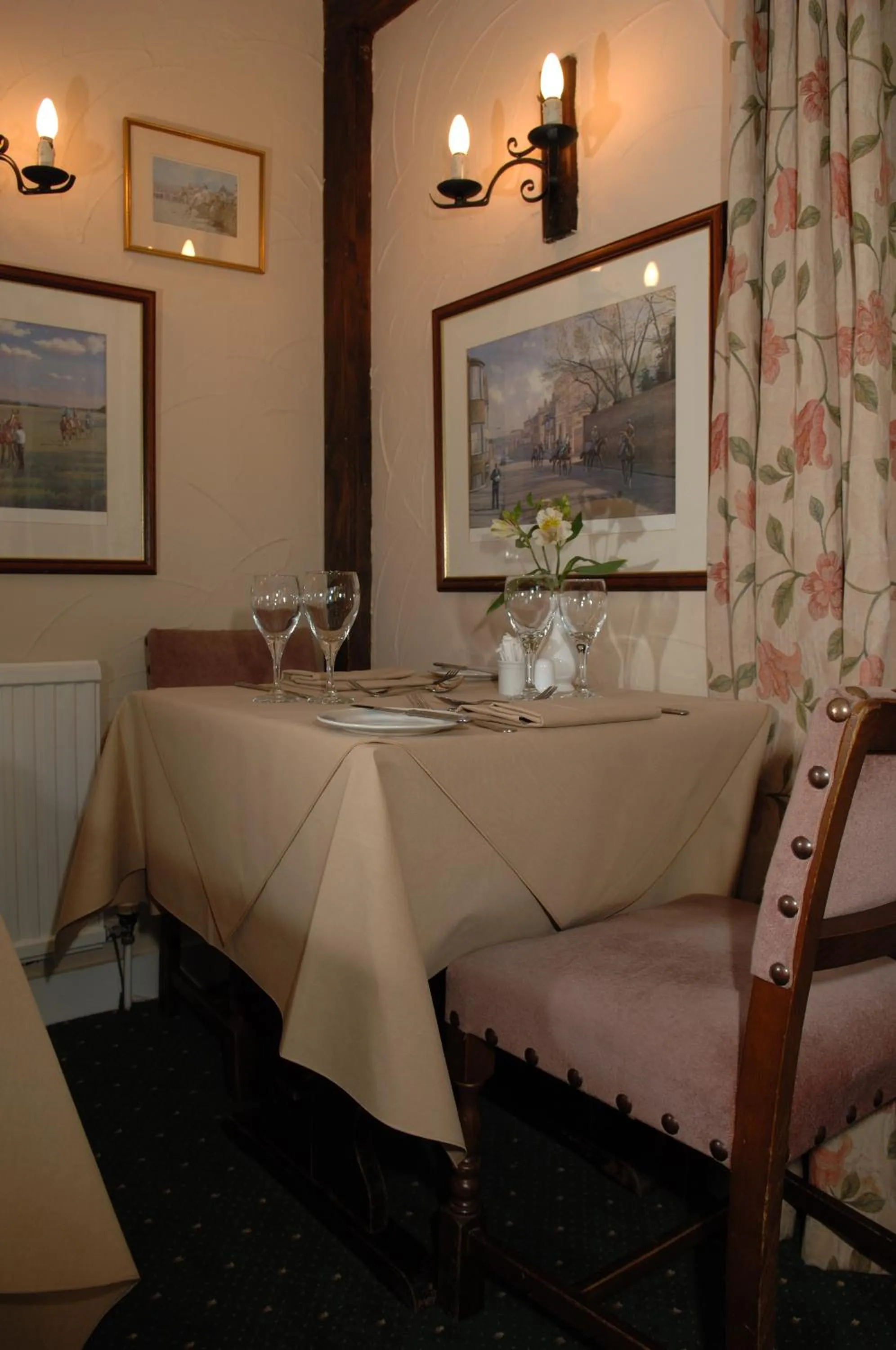 Restaurant/places to eat in The Inglenook Hotel