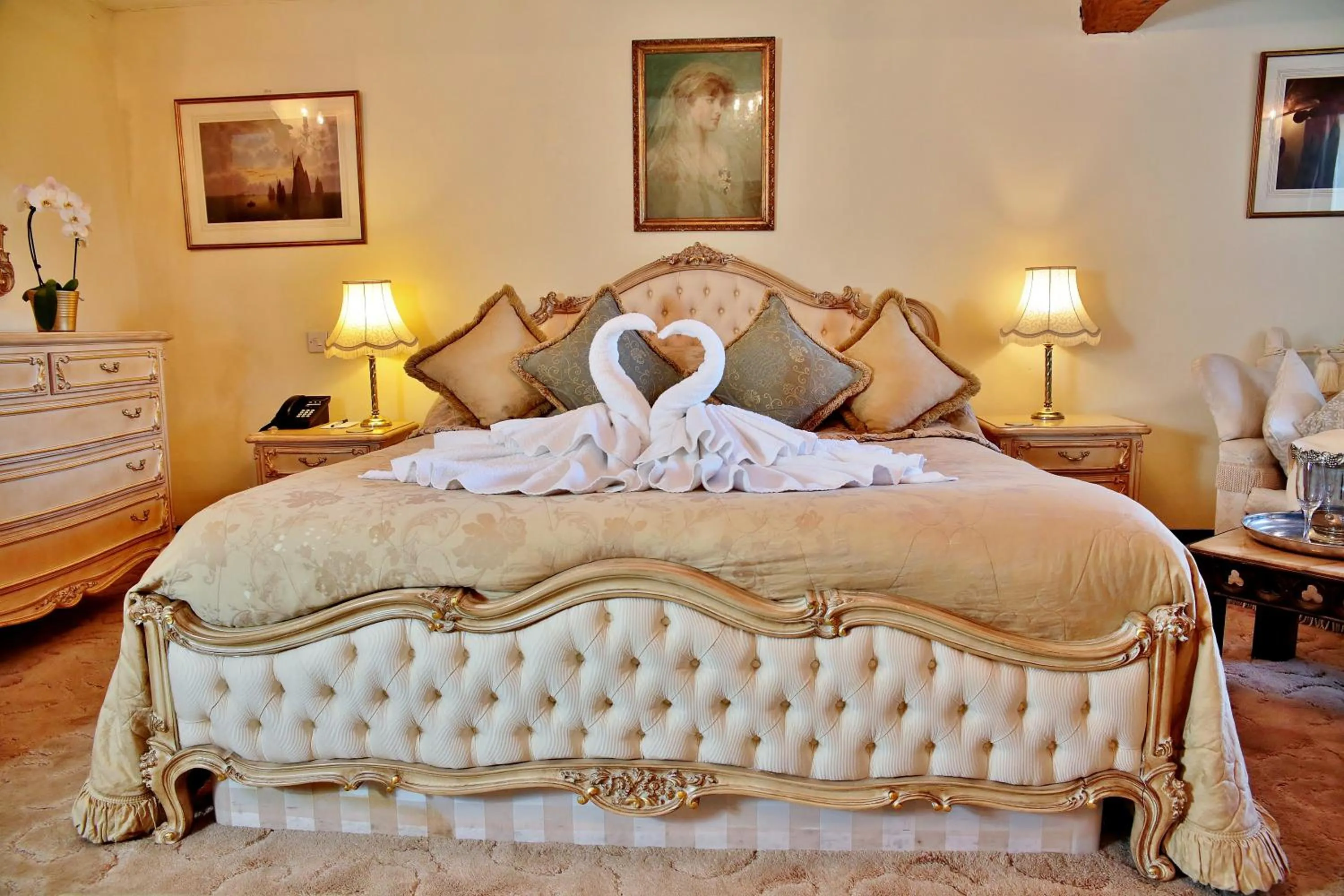 Photo of the whole room, Bed in The Inglenook Hotel