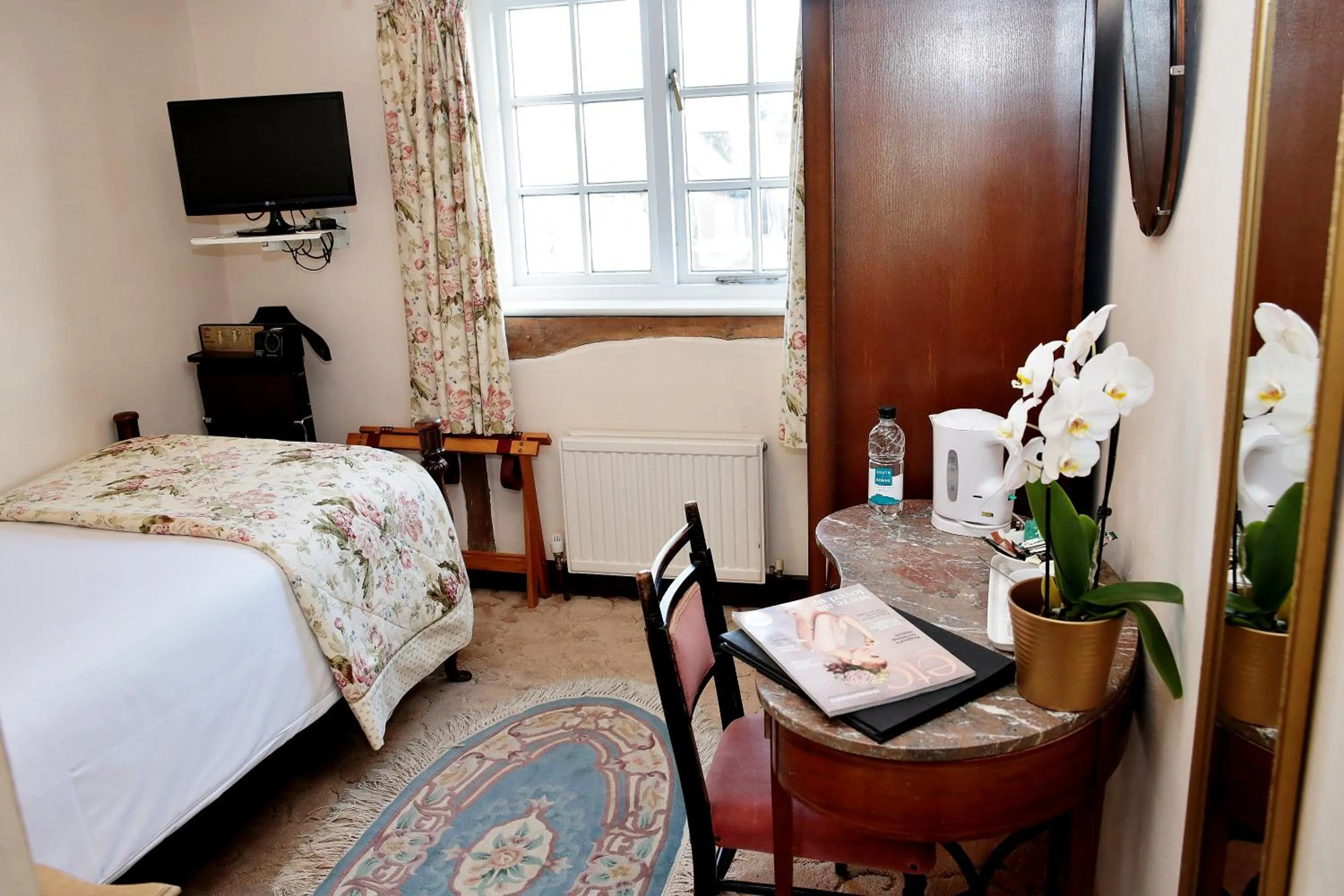 Photo of the whole room, Bed in The Inglenook Hotel