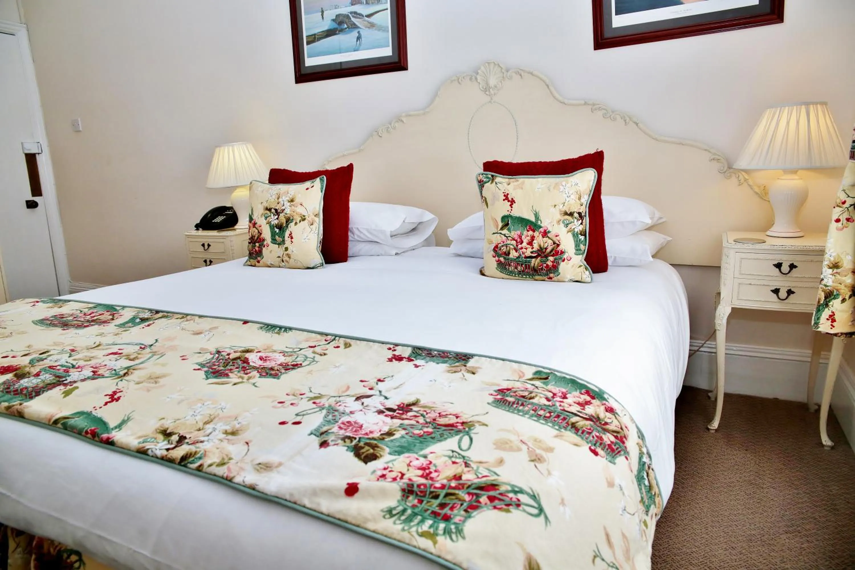 Photo of the whole room, Bed in The Inglenook Hotel