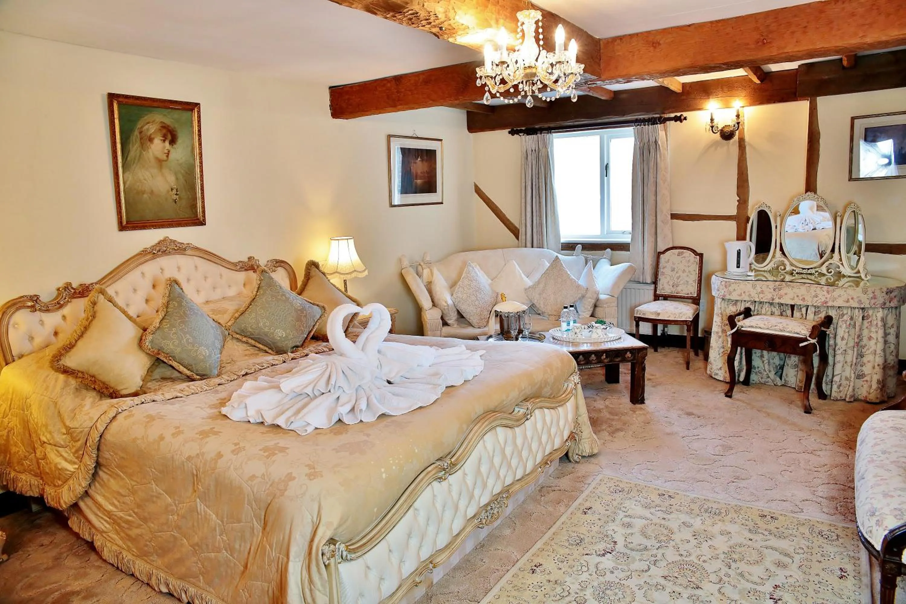 Photo of the whole room, Bed in The Inglenook Hotel