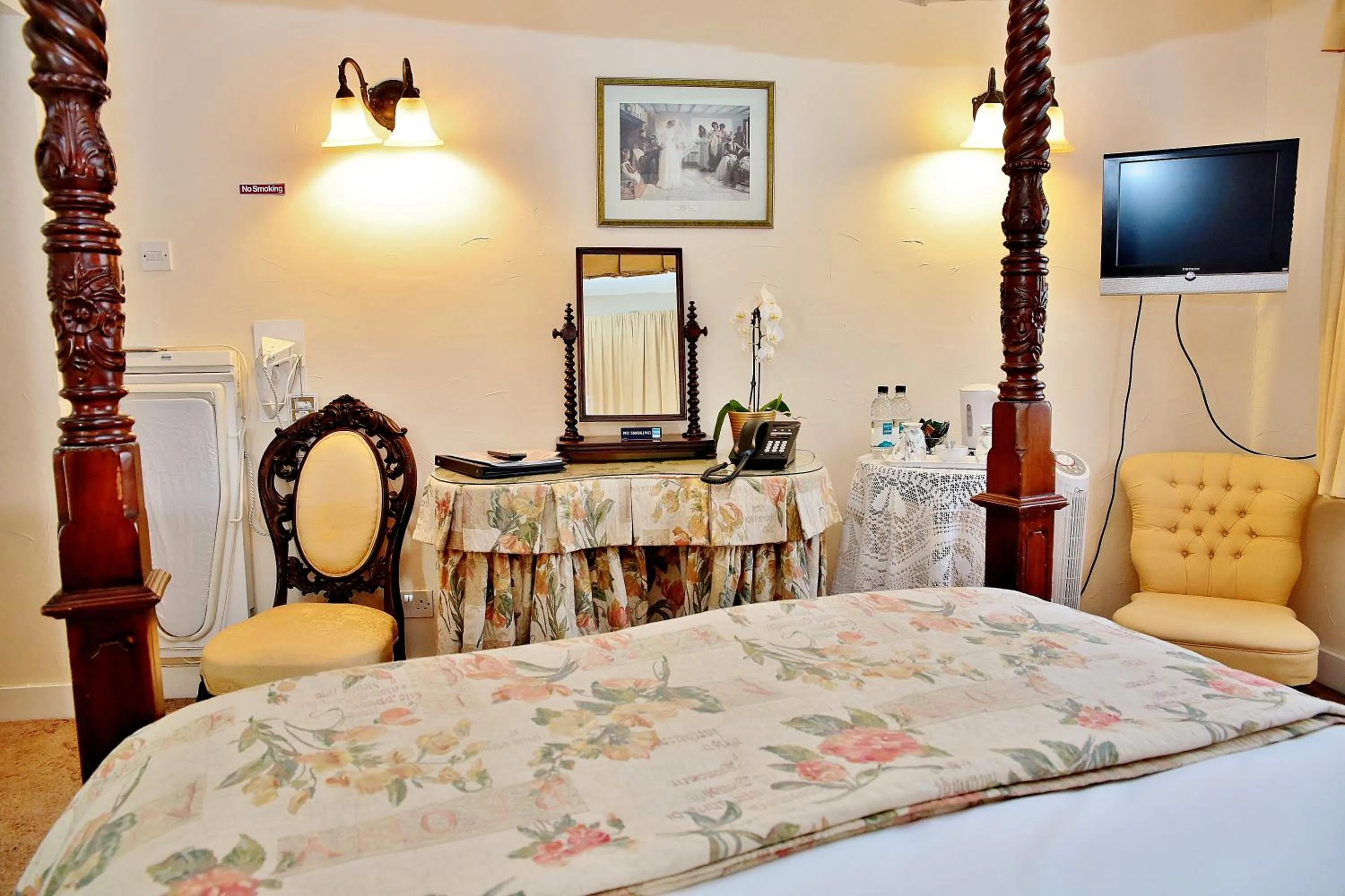 Photo of the whole room, Bed in The Inglenook Hotel