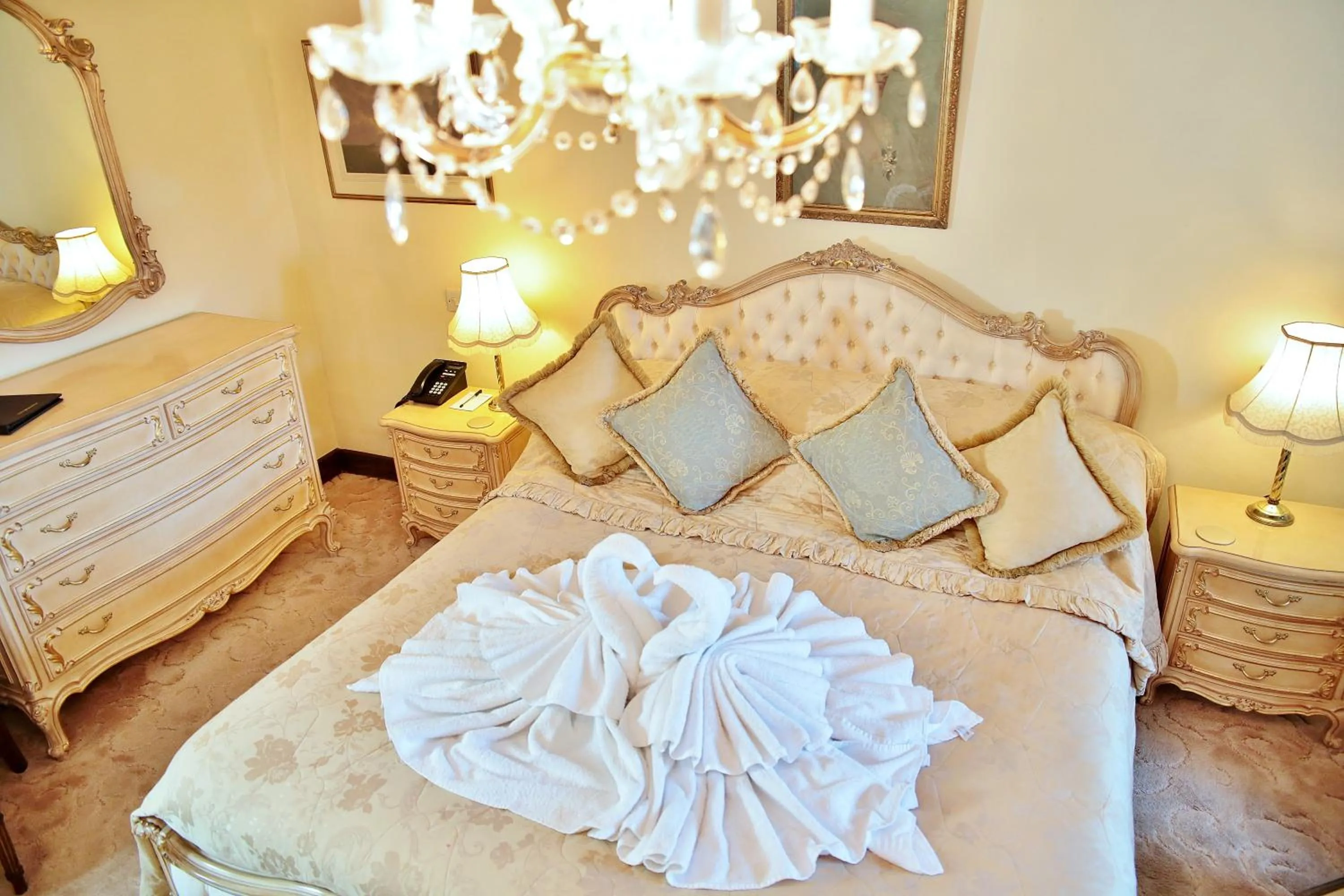 Photo of the whole room, Bed in The Inglenook Hotel