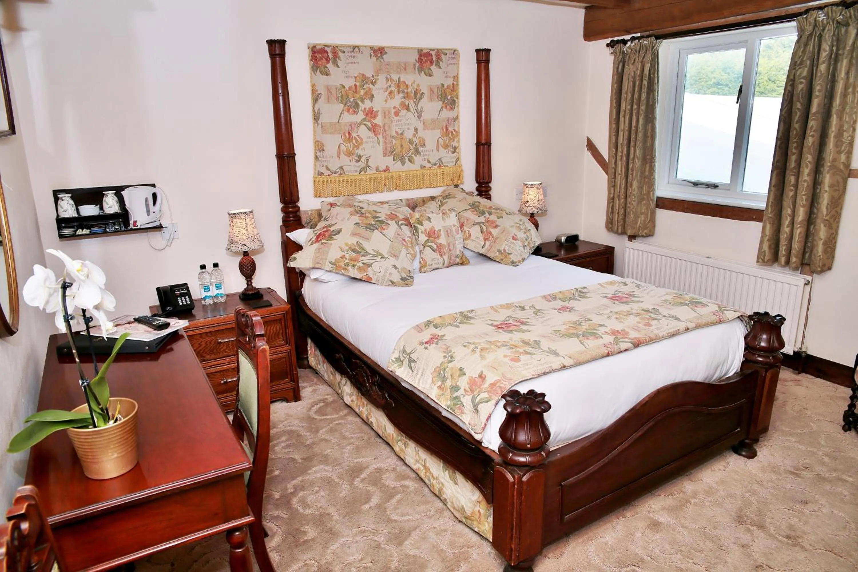 Photo of the whole room, Bed in The Inglenook Hotel