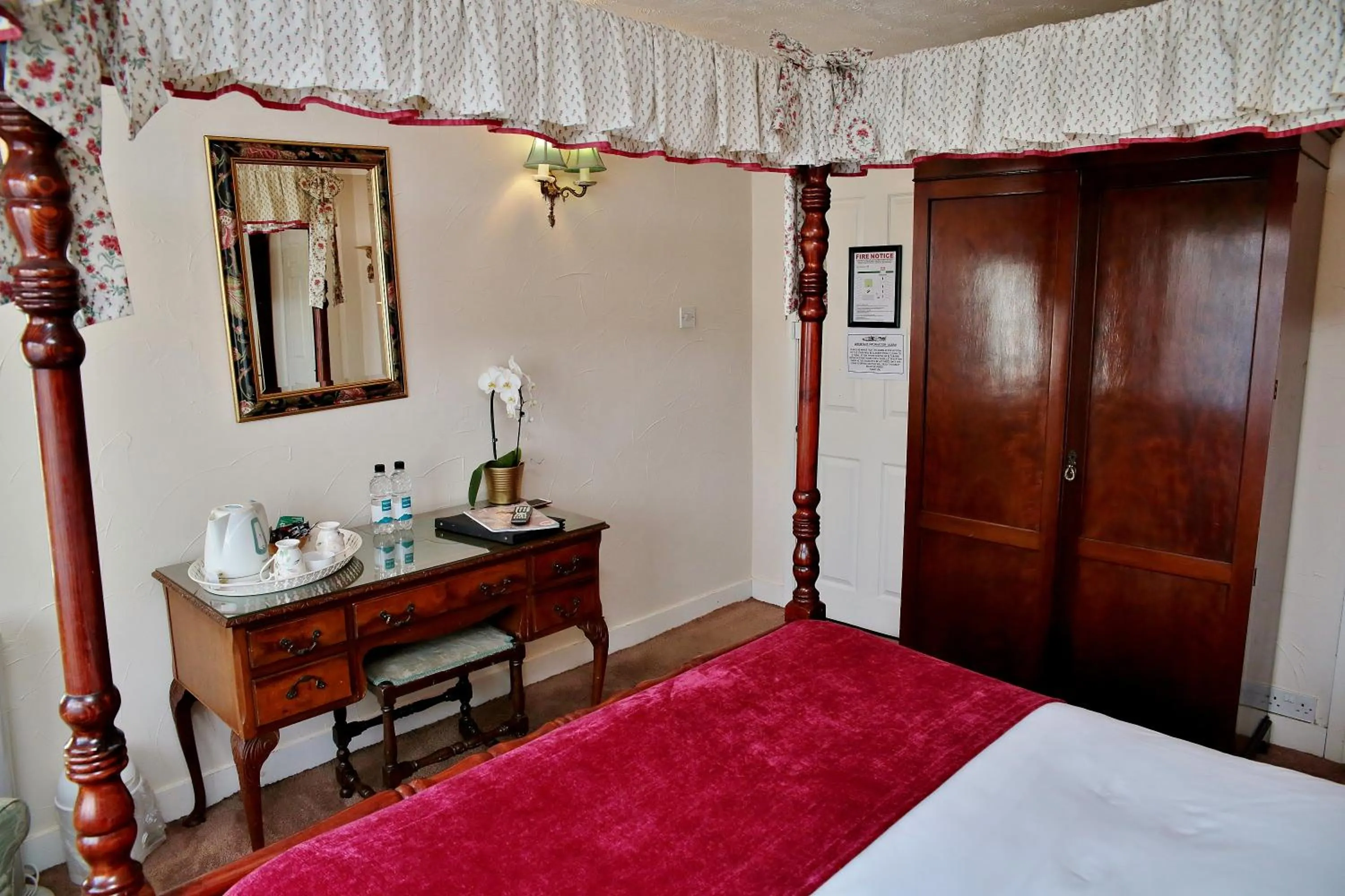 Photo of the whole room, Bed in The Inglenook Hotel