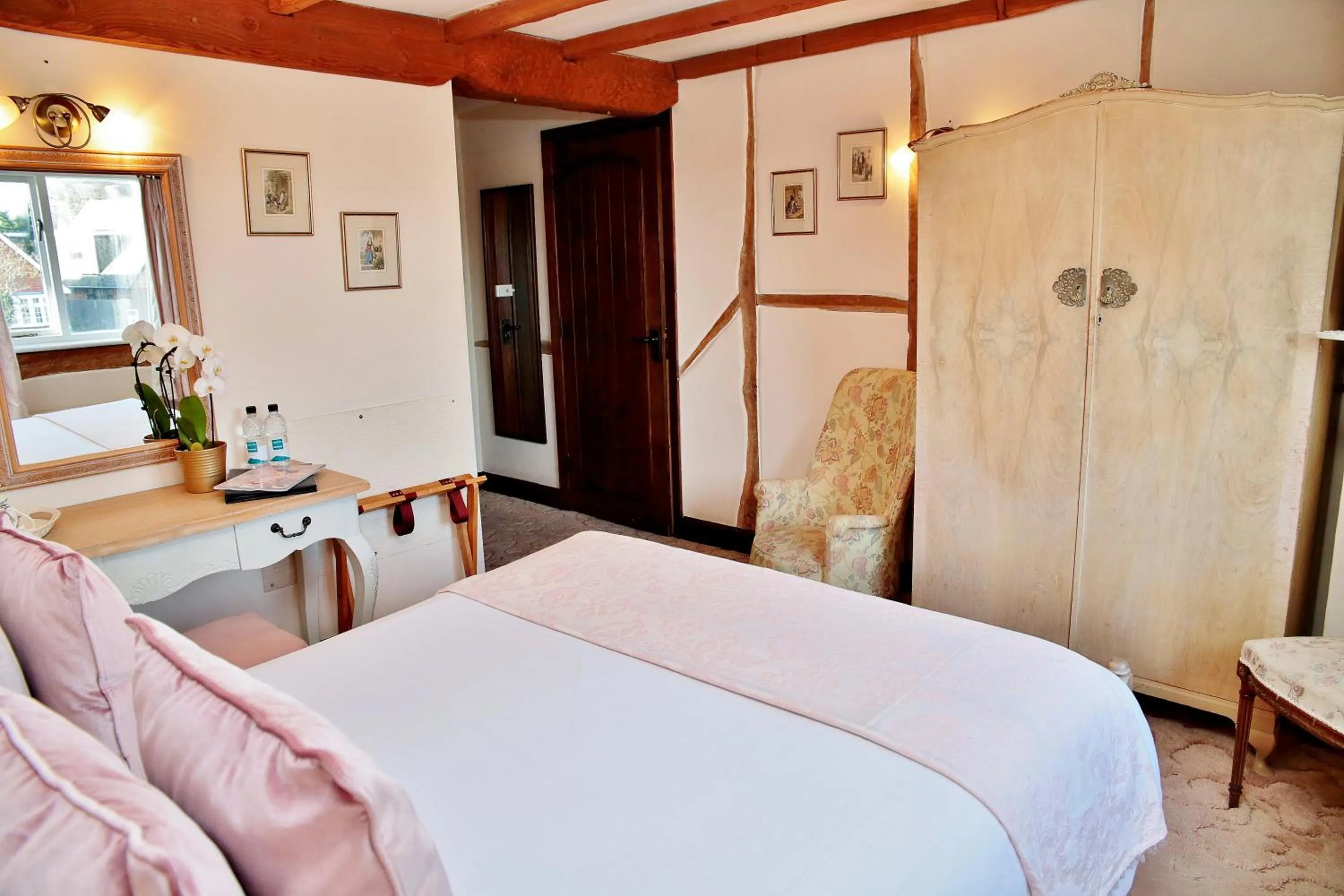 Photo of the whole room, Bed in The Inglenook Hotel