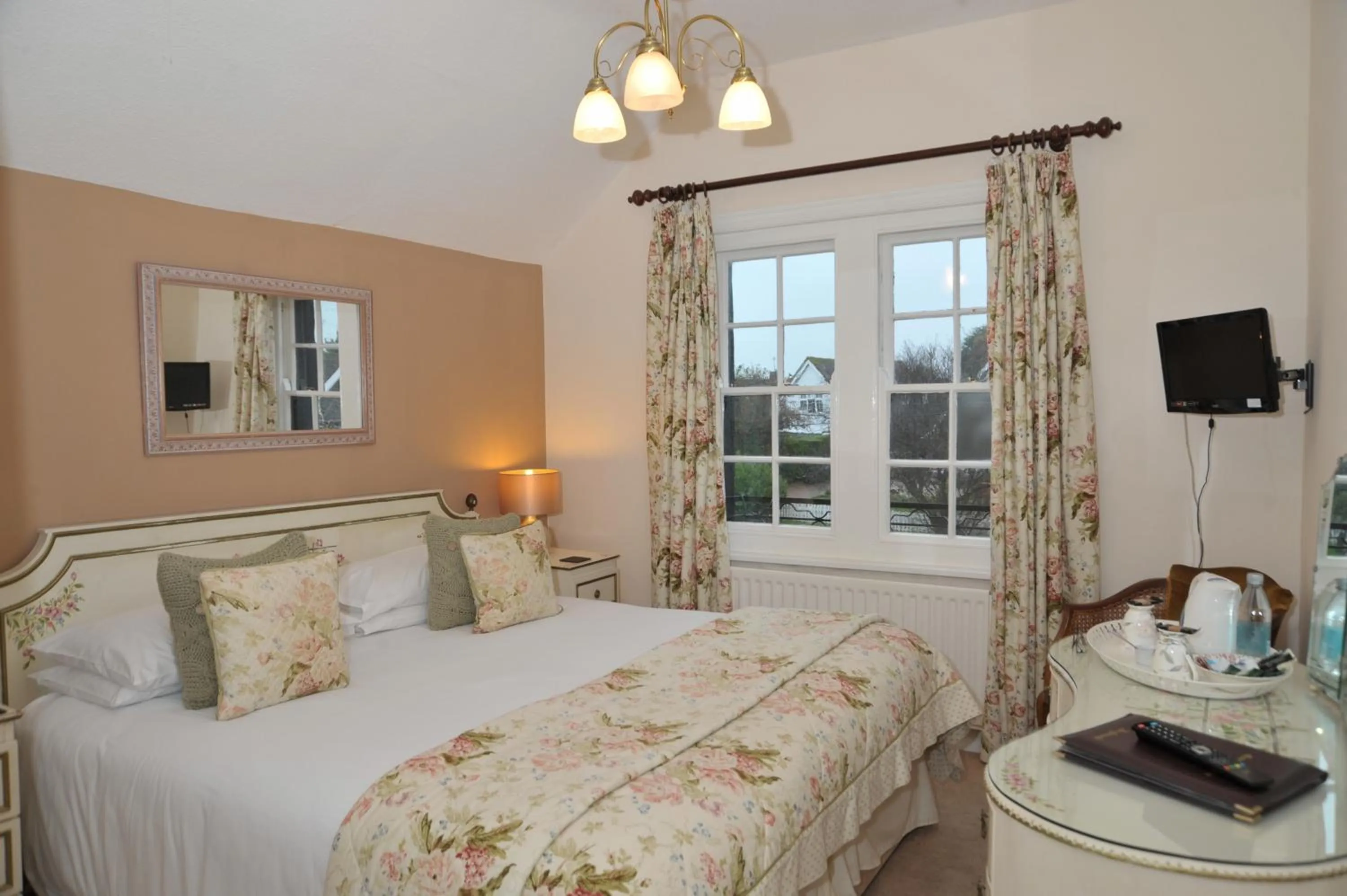 Photo of the whole room, Bed in The Inglenook Hotel