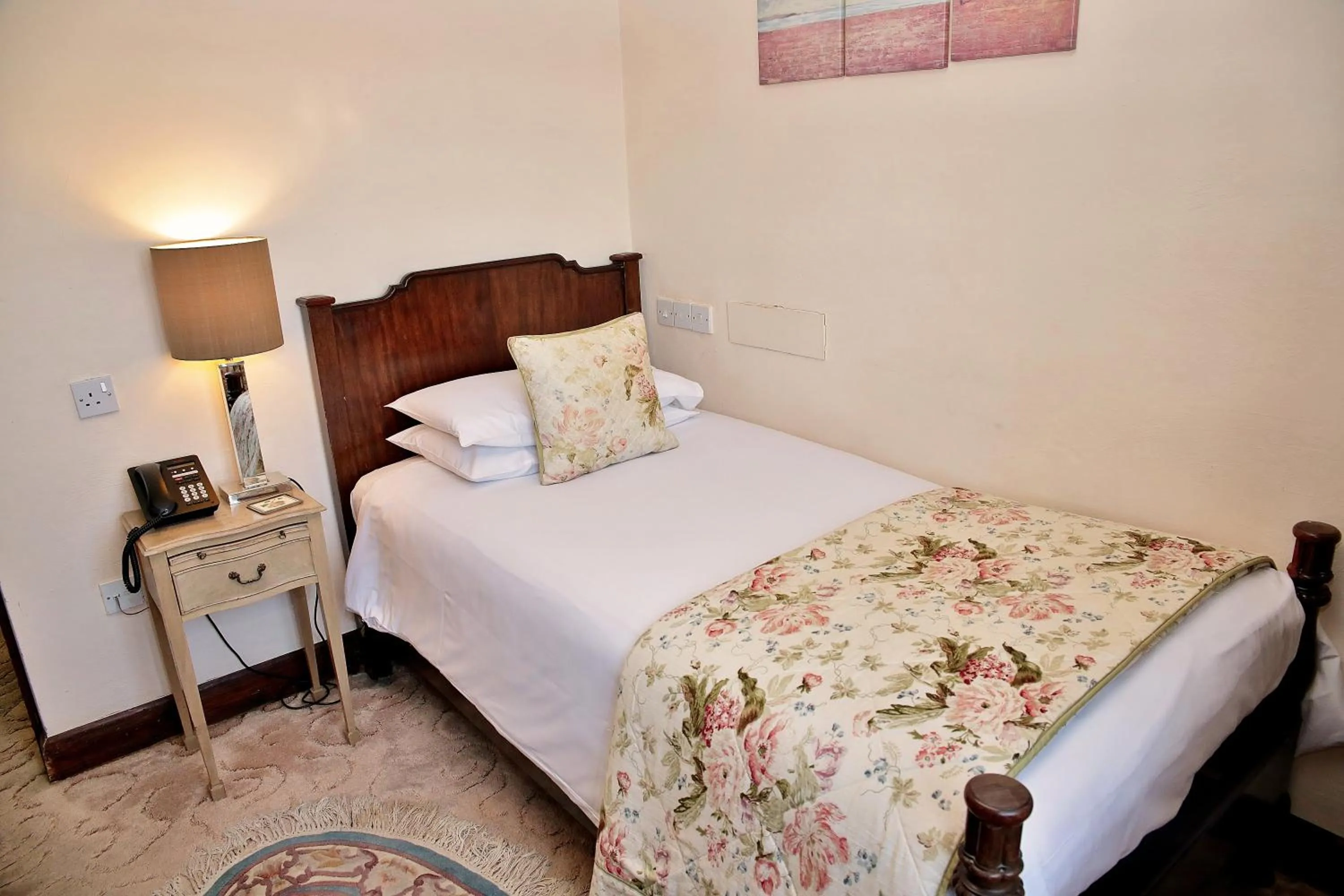 Photo of the whole room, Bed in The Inglenook Hotel